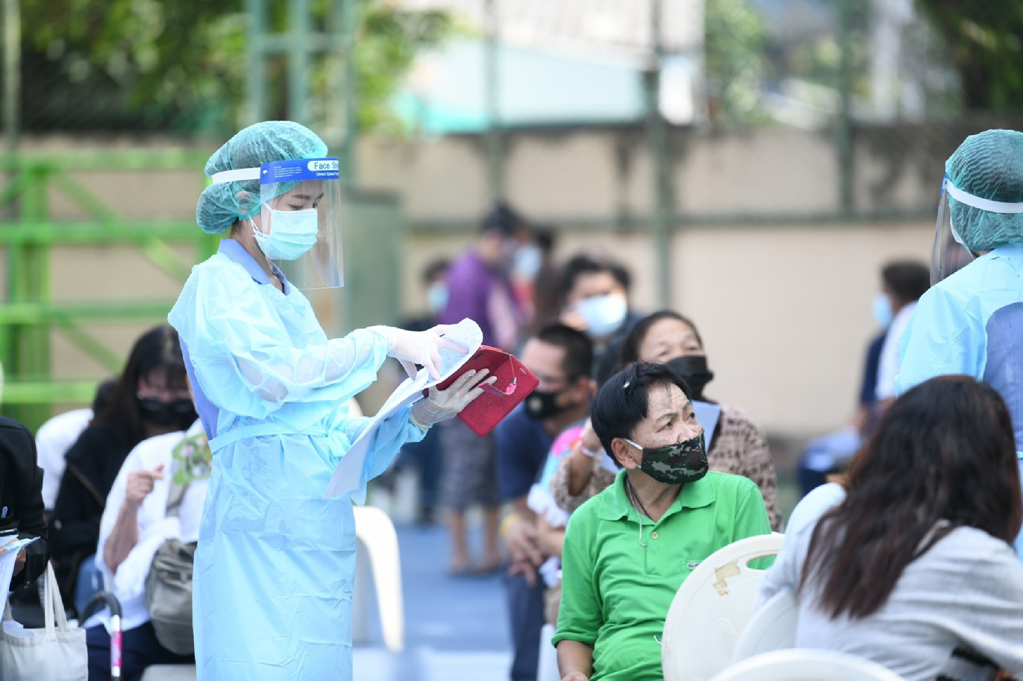 Governor vows to contain Klong Toei cluster within two weeks