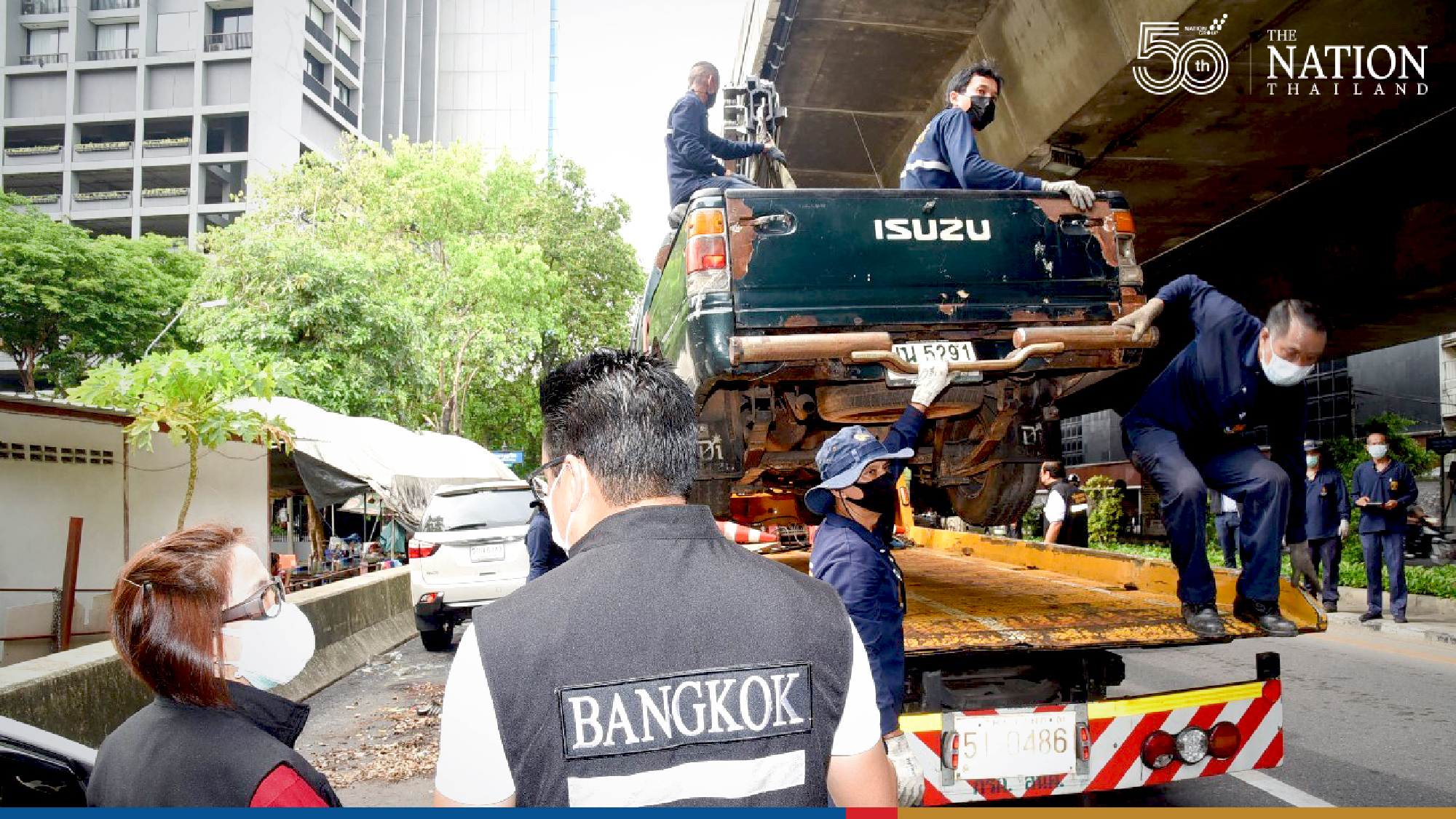 BMA removes totalled cars in Bang Rak, urges Bangkokians to keep eye out for more