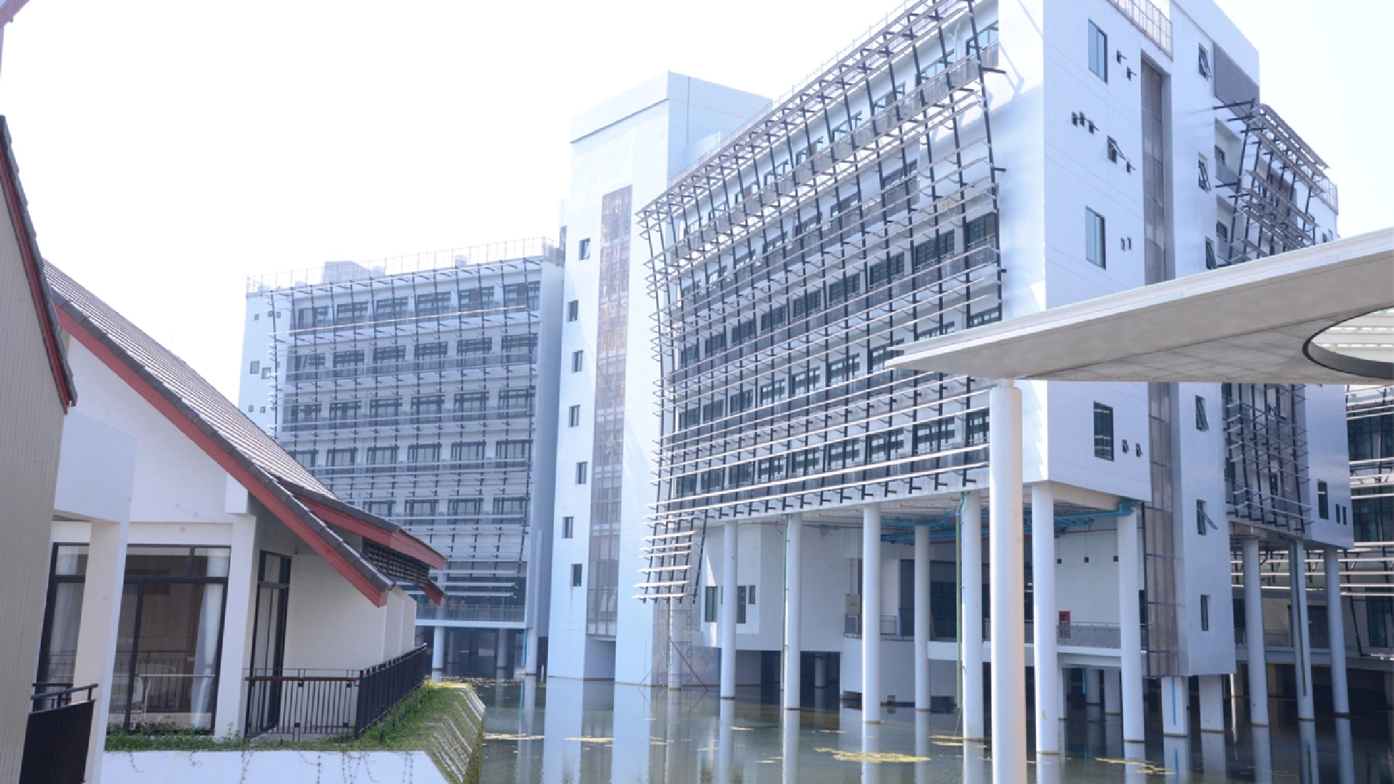 Myanmar man falls to death from second floor of Bang Khun Thian field hospital