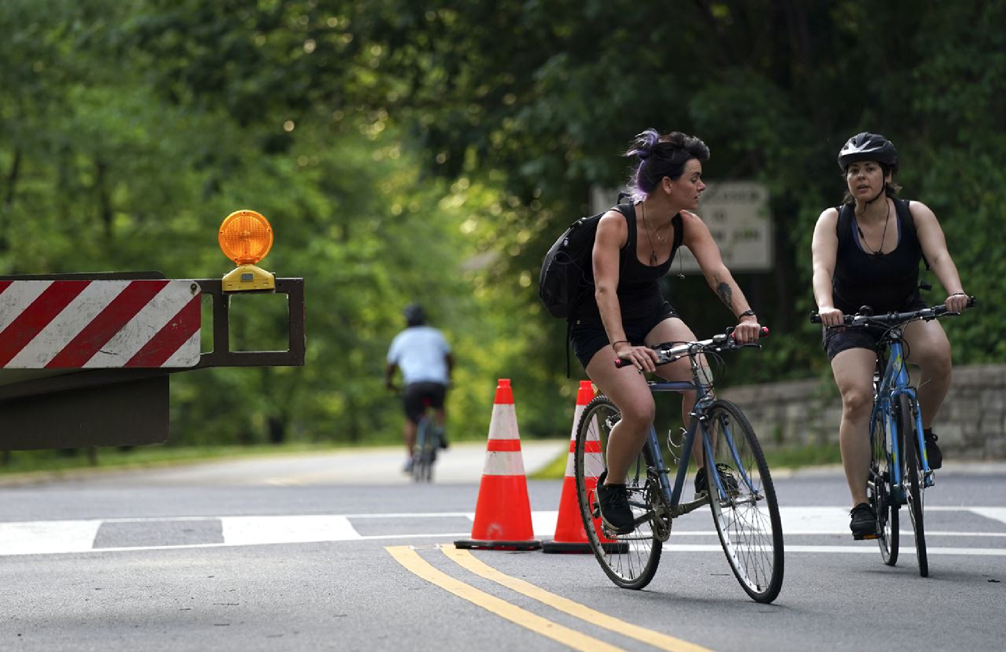 Cyclists in Washington D.C. enjoy a stretch of Beach Drive that is closed to vehicle traffic. MUST CREDIT: Washington Post photo by Toni L. Sandys.