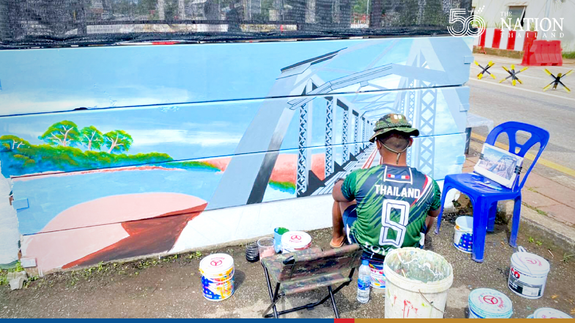 An artist in green uniform