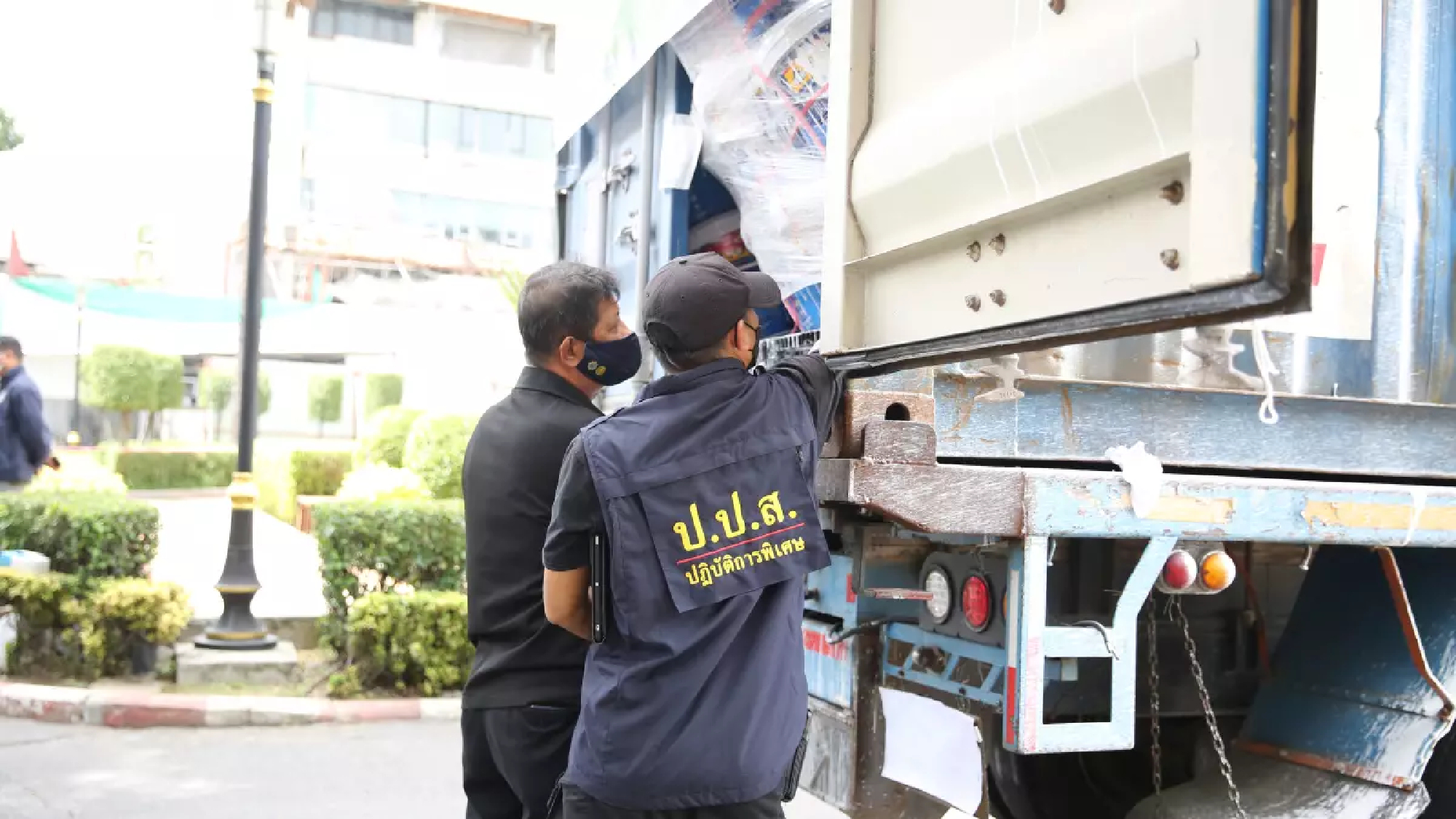 314kg of heroin hidden in paint buckets seized in Chonburi port just before being shipped to Australia