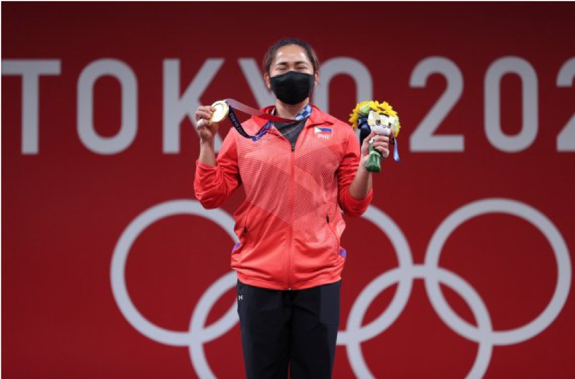Gold medalist Hidilyn Diaz poses with her gold medal.