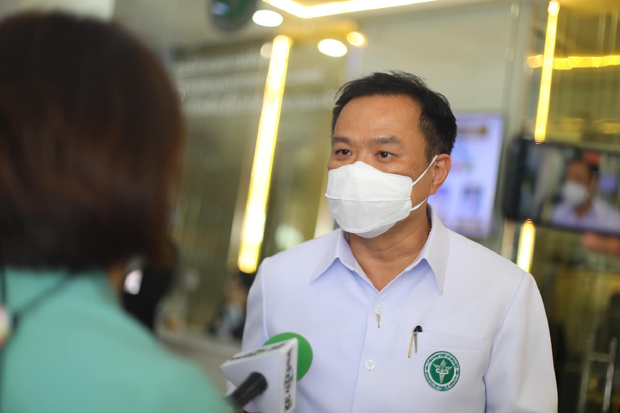 Photo of Prayut flouting social-distancing rules in Phuket sparks argument