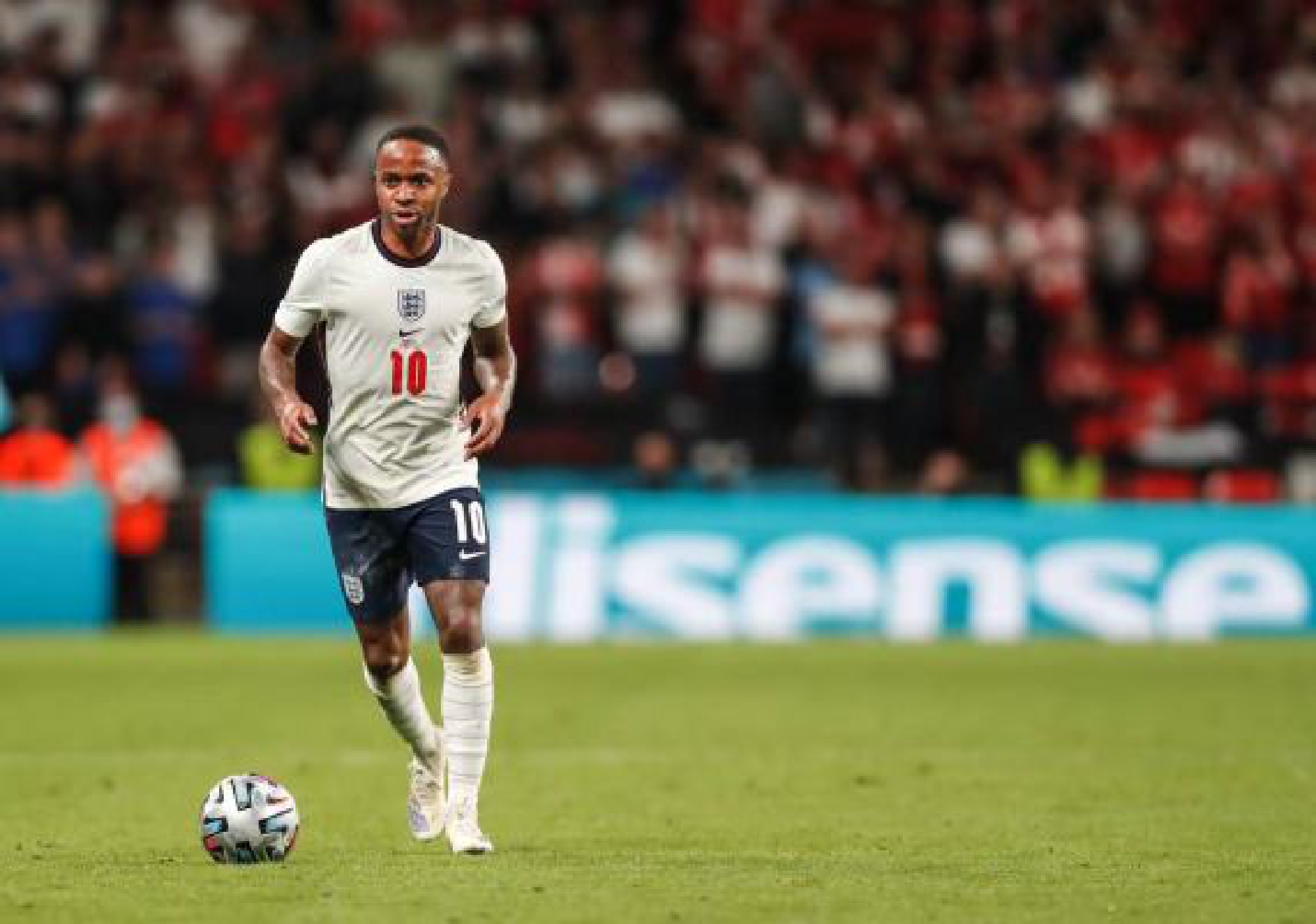 The half ended with England controlling the ball in and around the Danish area, but they were unable to find a clear chance against the massed Danish defense and the game went into extra time.