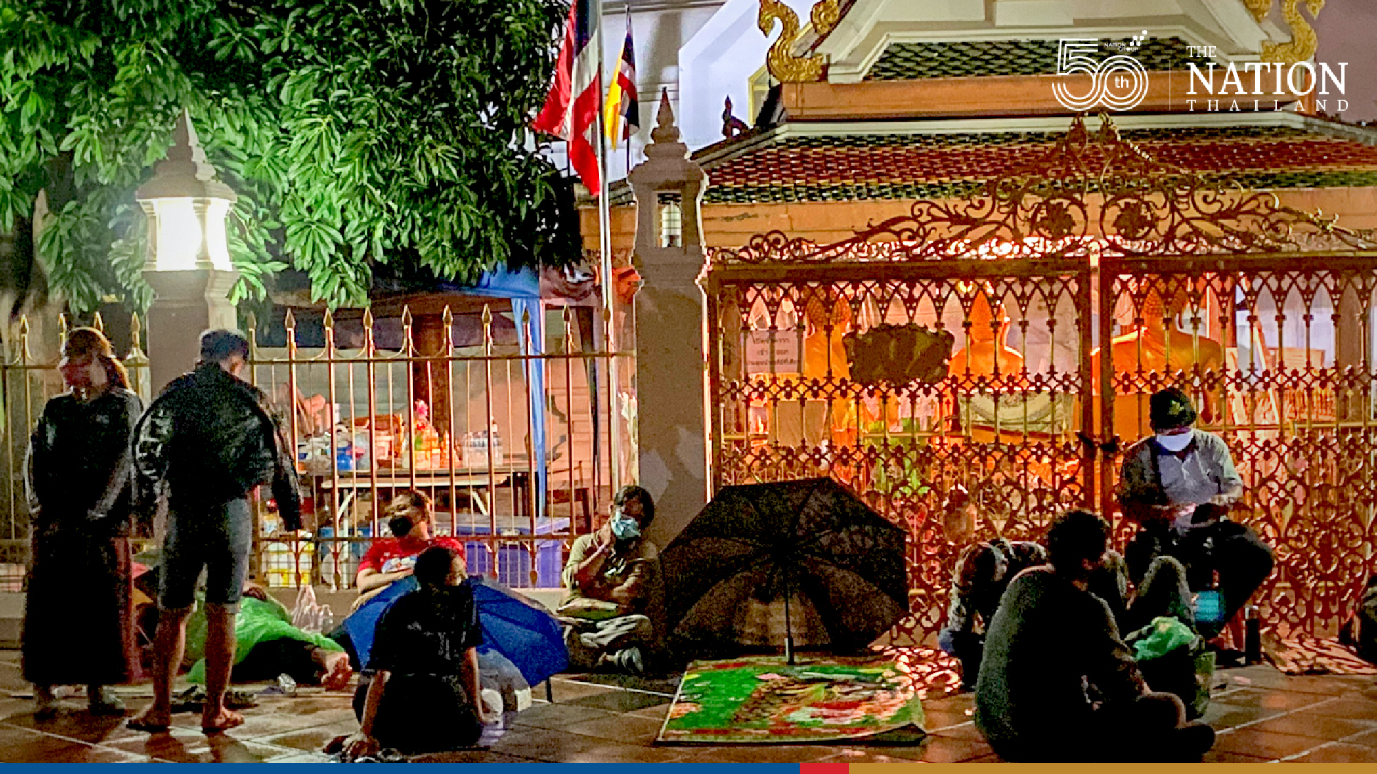 Hundreds of Bangkokians brave the rain for free Covid-19 testing