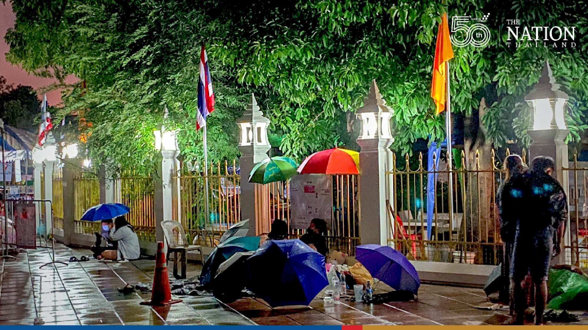 Hundreds of Bangkokians brave the rain for free Covid-19 testing