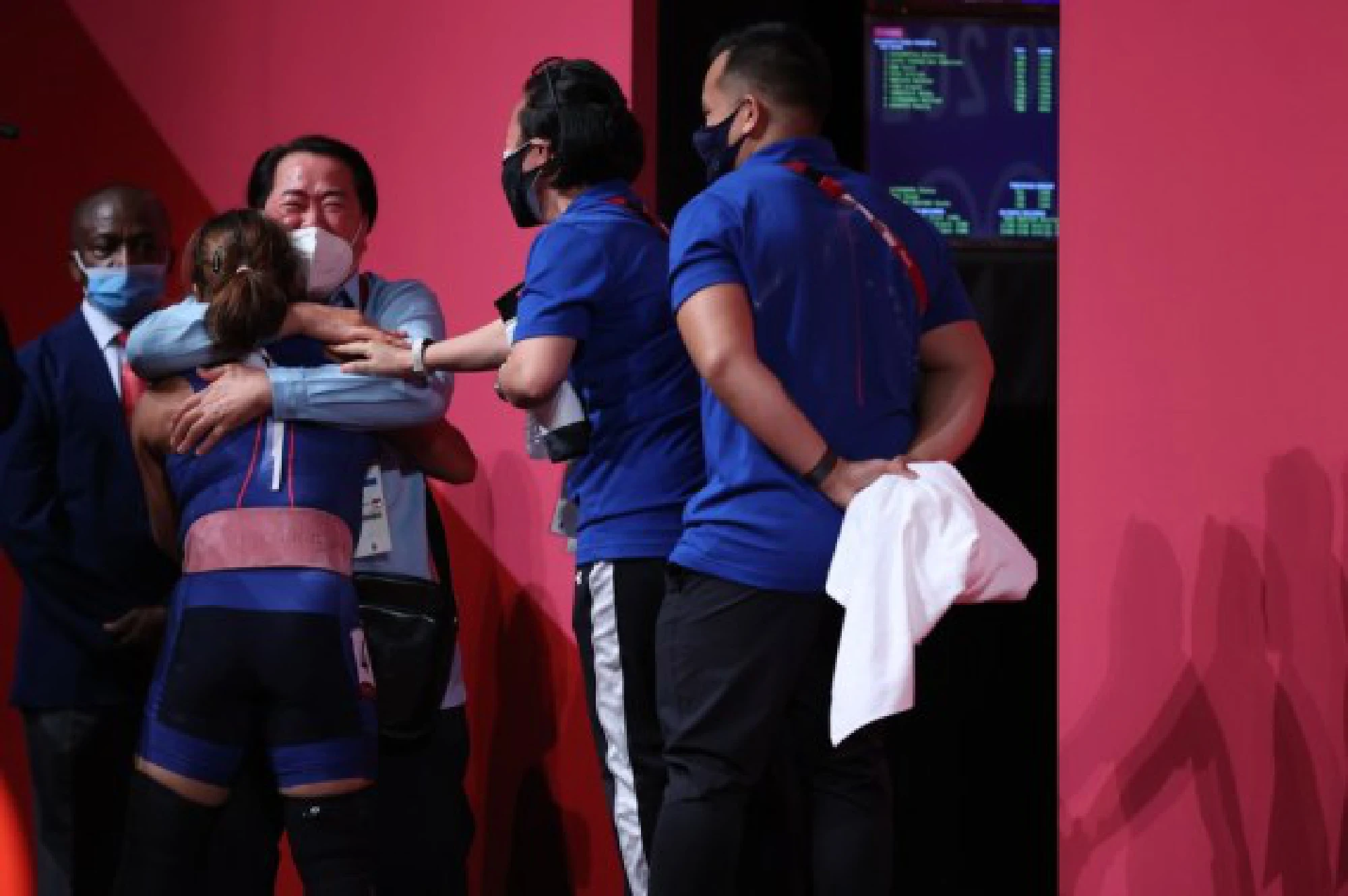 Hidilyn Diaz embraces her coach after winning.