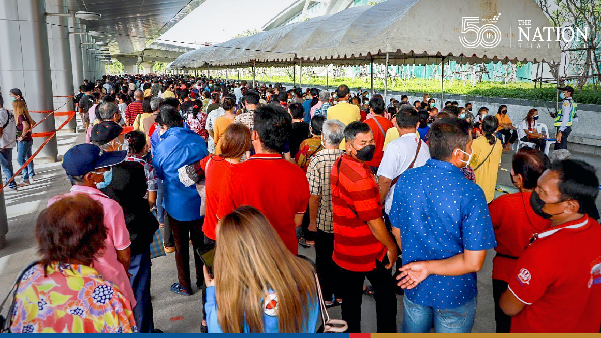 Thousands flock to Bang Sue Grand Station on last day of walk-in vaccination