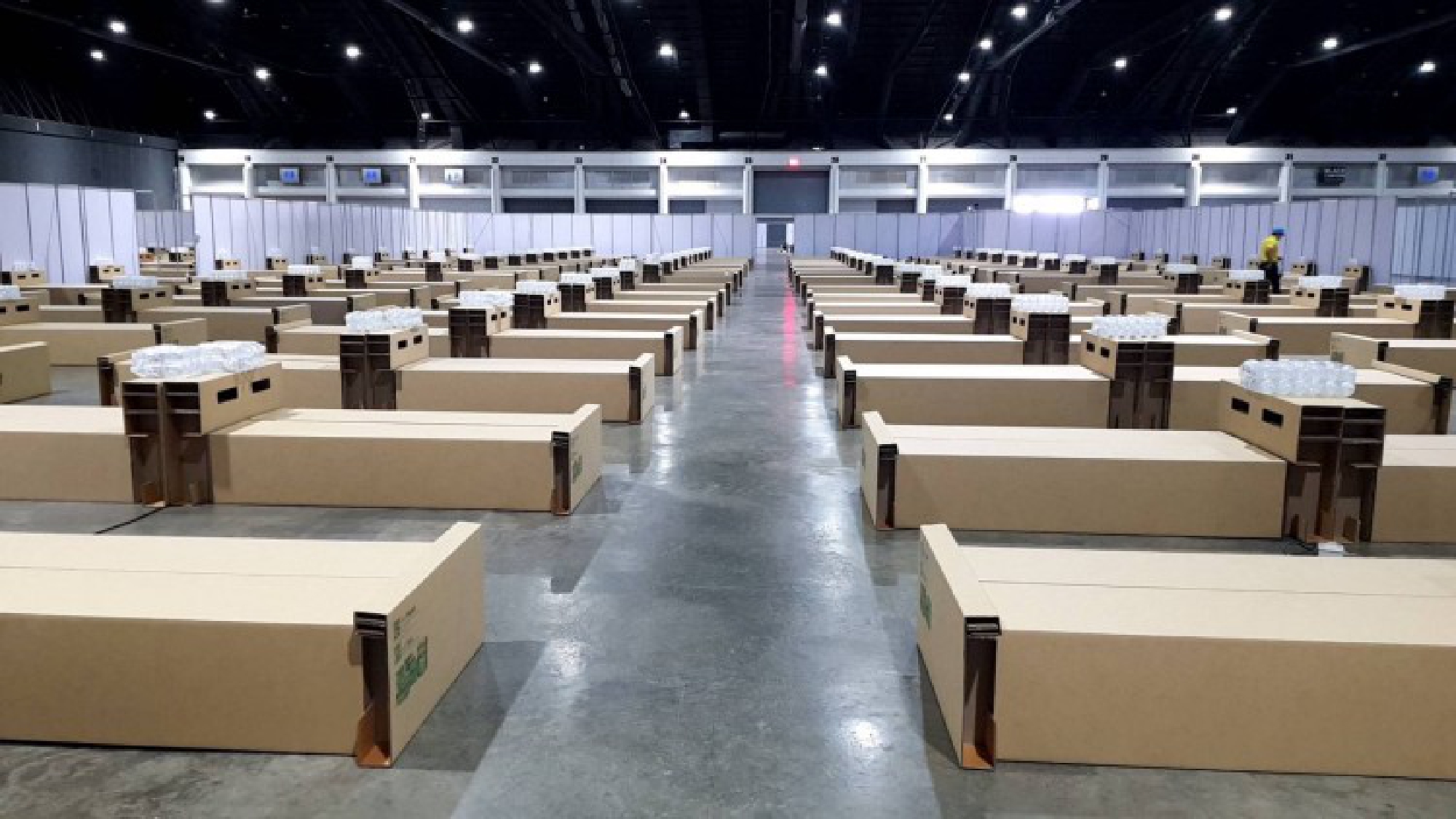 Armed forces volunteers assemble 1,500 beds at Bussarakham Field Hospital