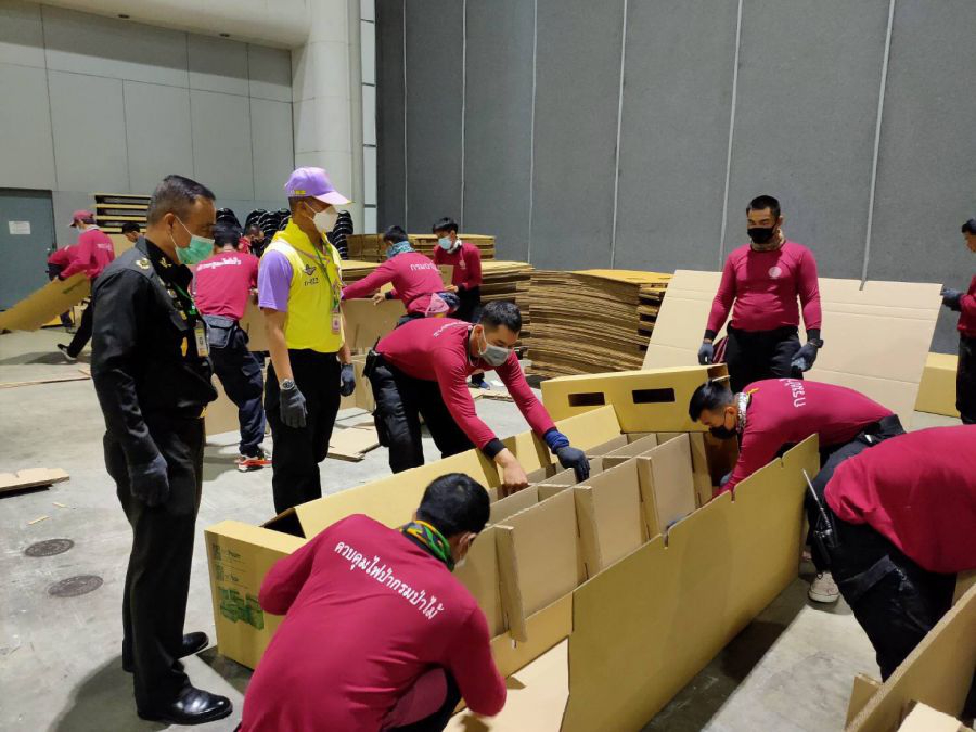 Armed forces volunteers assemble 1,500 beds at Bussarakham Field Hospital