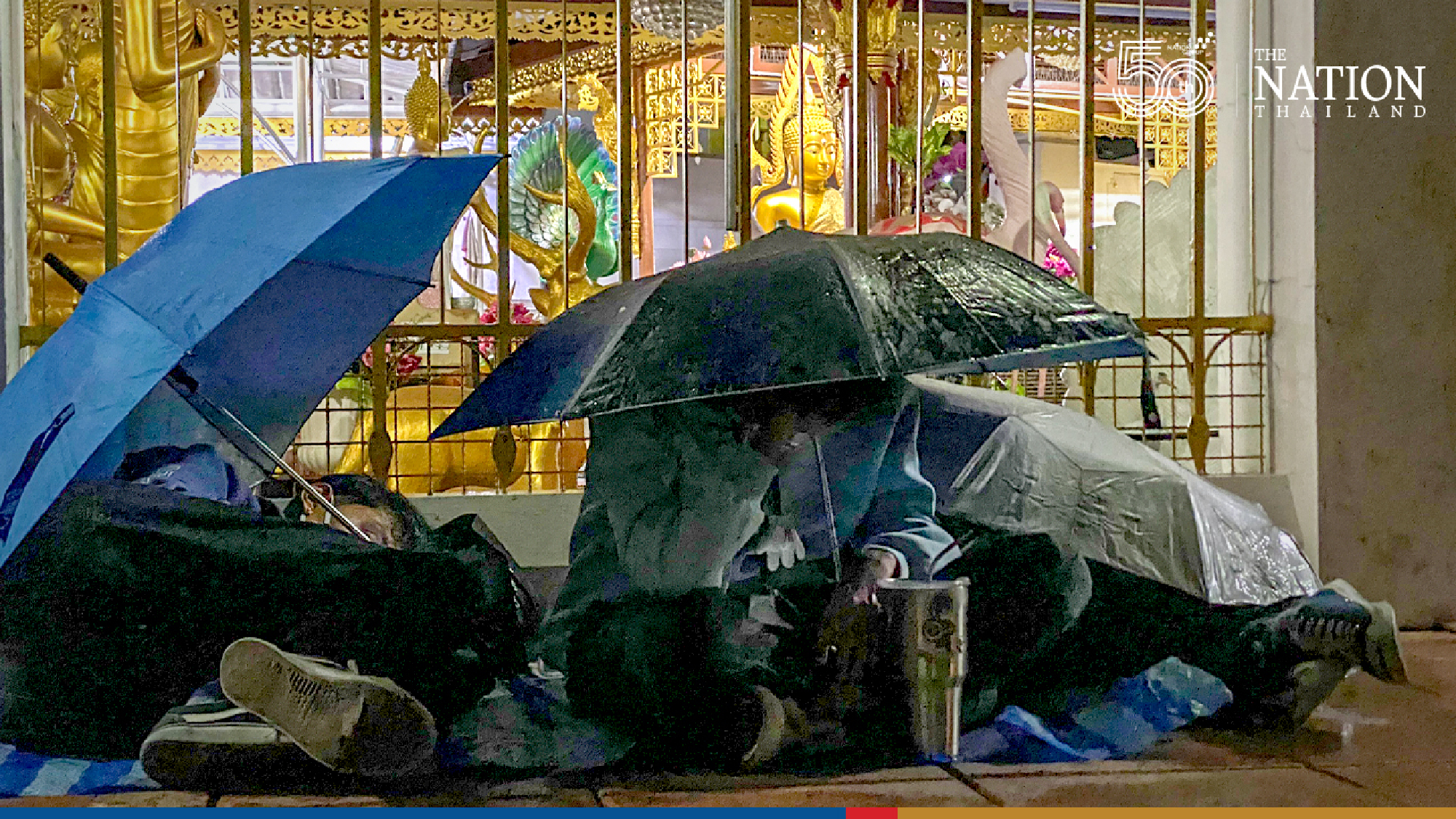 Hundreds of Bangkokians brave the rain for free Covid-19 testing