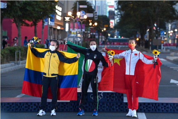  Gold medalist Antonella Palmisano (C) of Italy, silver medalist Sandra Lorena Arenas (L) of Colombia and bronze medalist Liu Hong of China pose after the women's 20km race walk final at the Tokyo 2020 Olympic Games in Sapporo, Japan, Aug. 6, 2021. 
