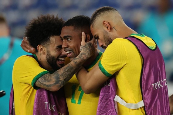 Malcom (C) of Brazil celebrates with his teammates after scorinig a goal during the men's football final between Brazil and Spain at the Tokyo 2020 Olympic Games in Yokohama, Japan, Aug. 7, 2021. 