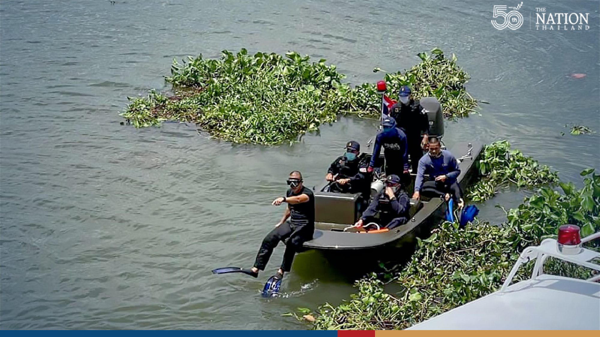 Rescue officials coax troubled mother off bridge in Pathum Thani