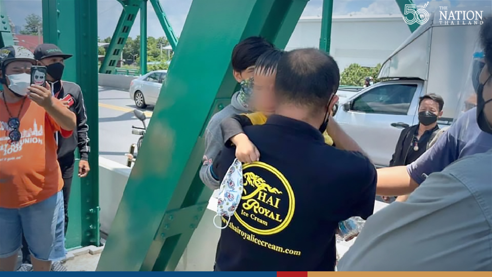 Rescue officials coax troubled mother off bridge in Pathum Thani