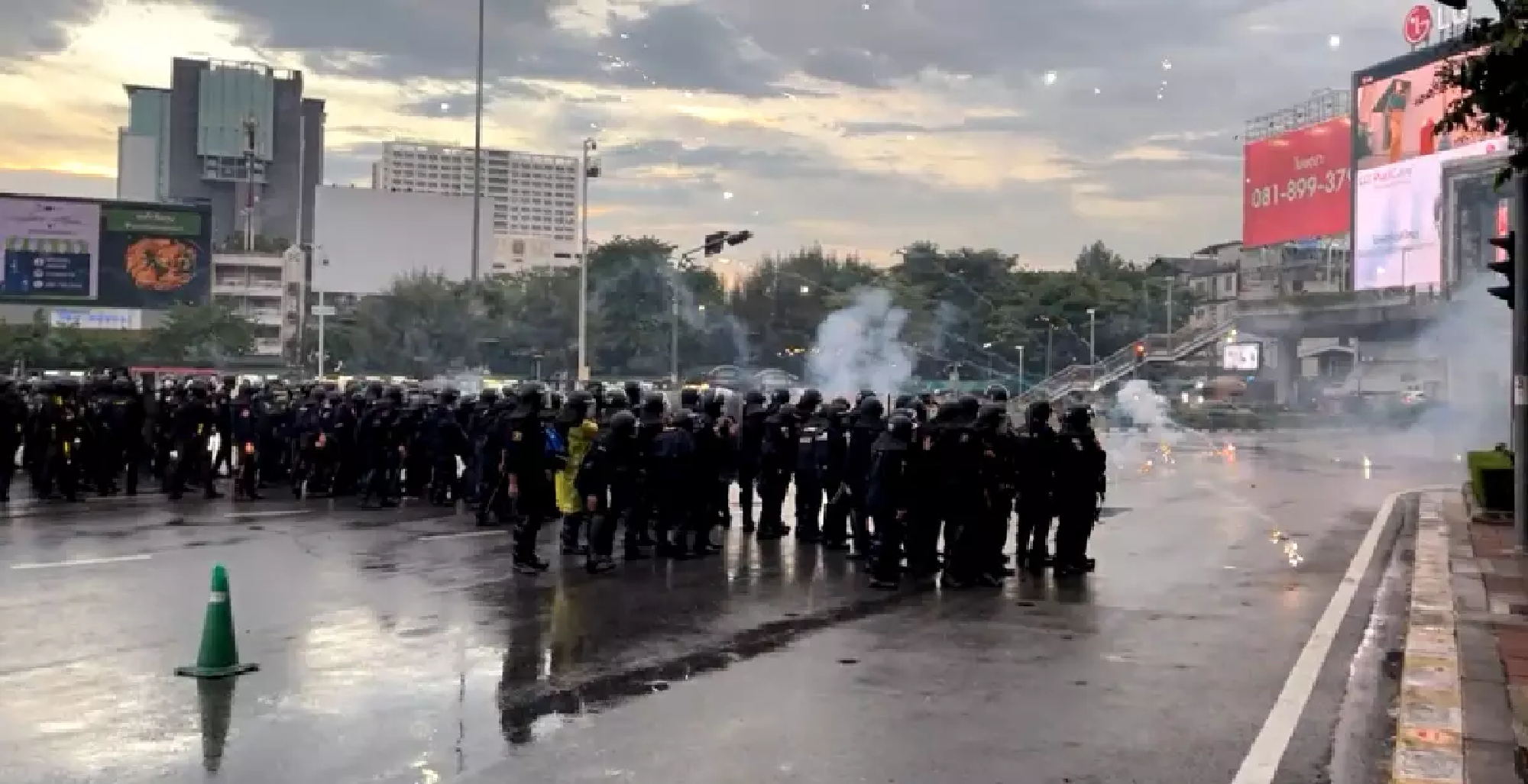 Thalu Fah protesters clash with police at Tuesday rally