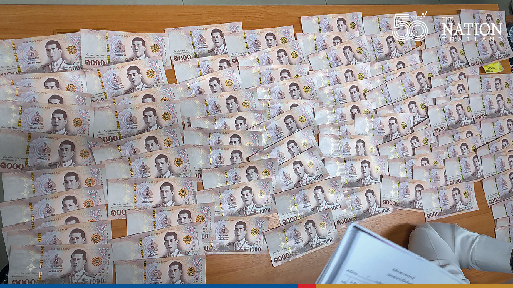 Nonthaburi hospital director caught just as he accepted a bribe