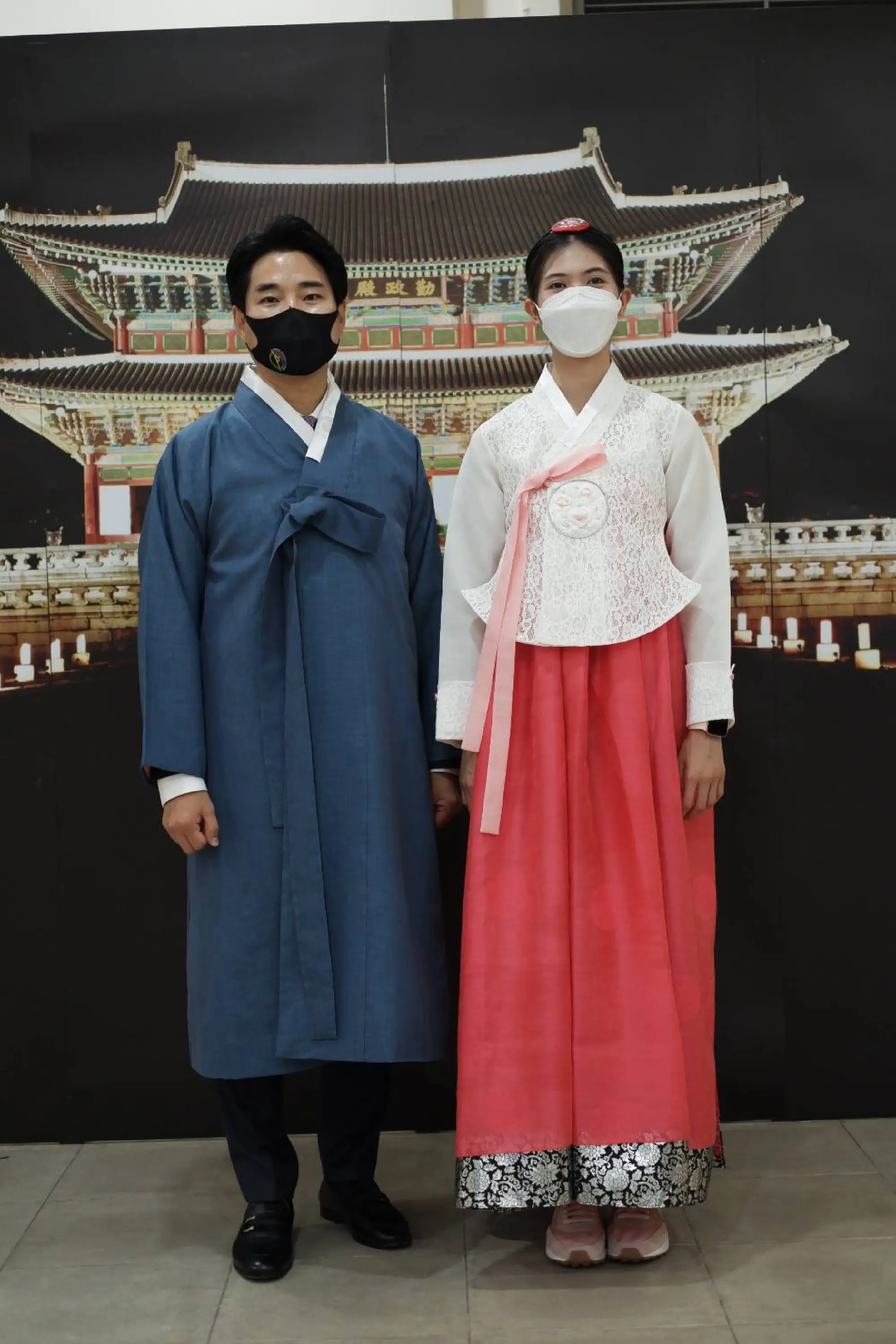 4 - Panipak and Coach Choi wearing Hanbok for filming the 'Online Taekwondo Class' presented by KCC Thailand