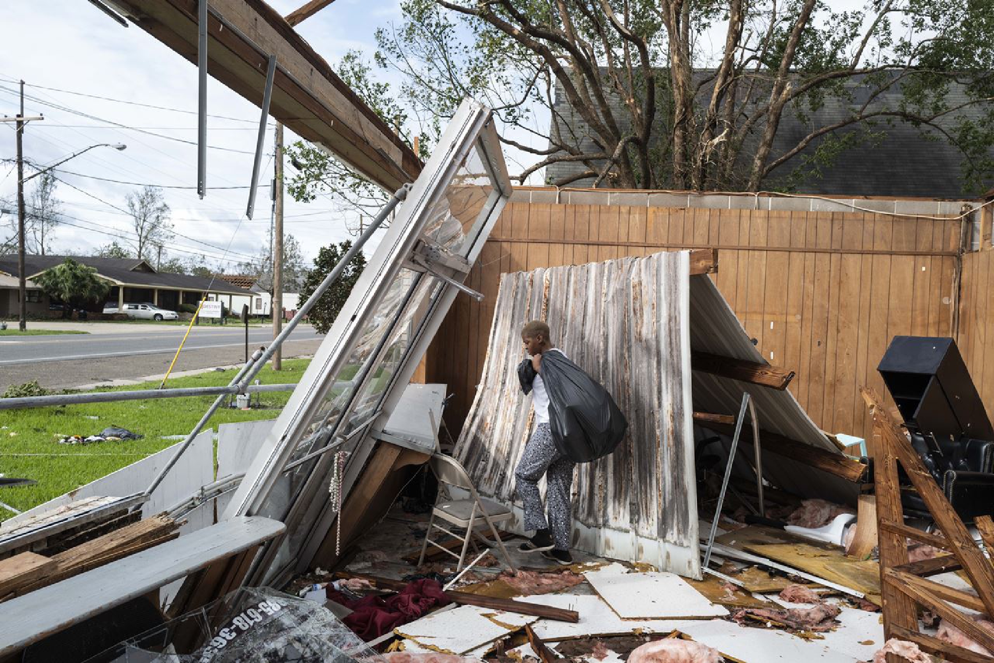 Ida weakens to tropical storm as it moves to Mississippi