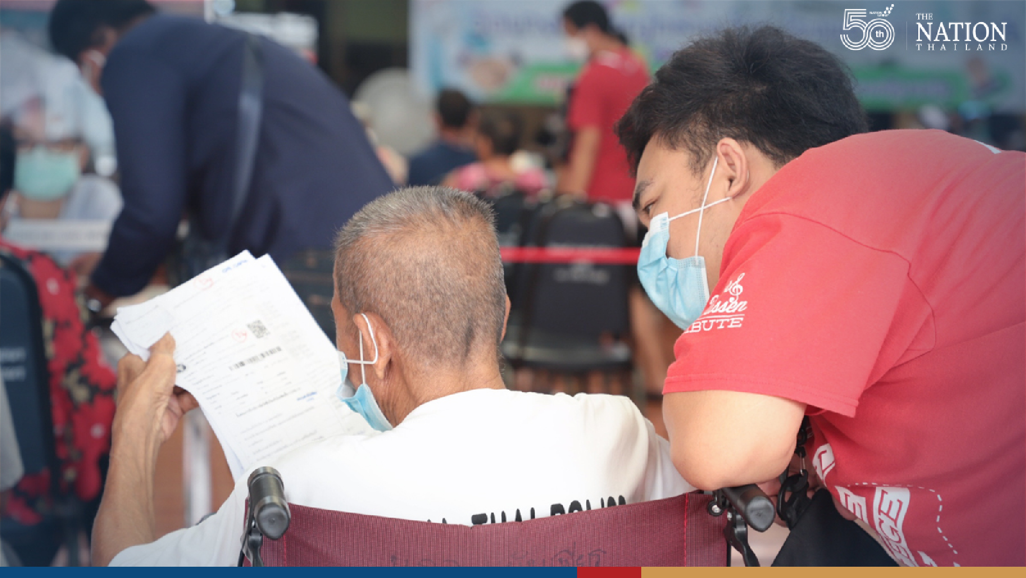 Long queue fails to deter elderly seeking Pfizer vaccine in Samut Prakan