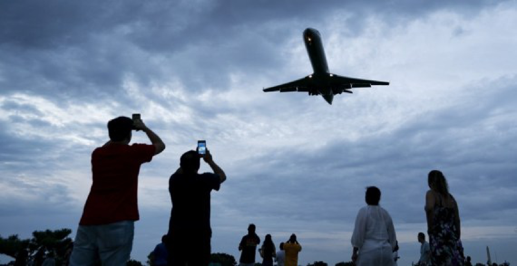 Photo taken on Aug. 22, 2021 shows a commercial plane approaching Ronald Reagan Washington National Airport in Arlington, Virginia, the United States. 