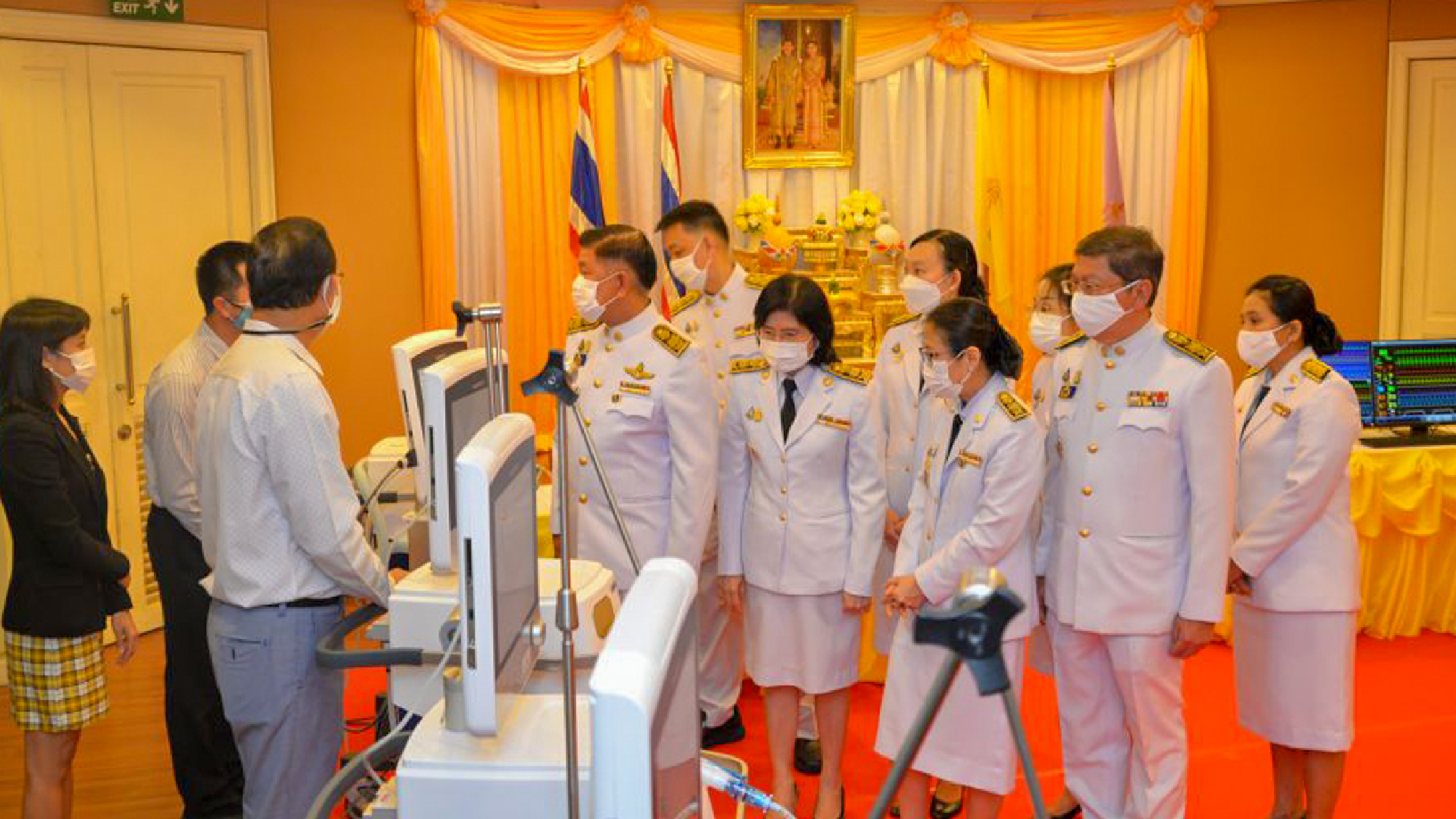 Their Majesties donate ventilators to save lives in Bangkok