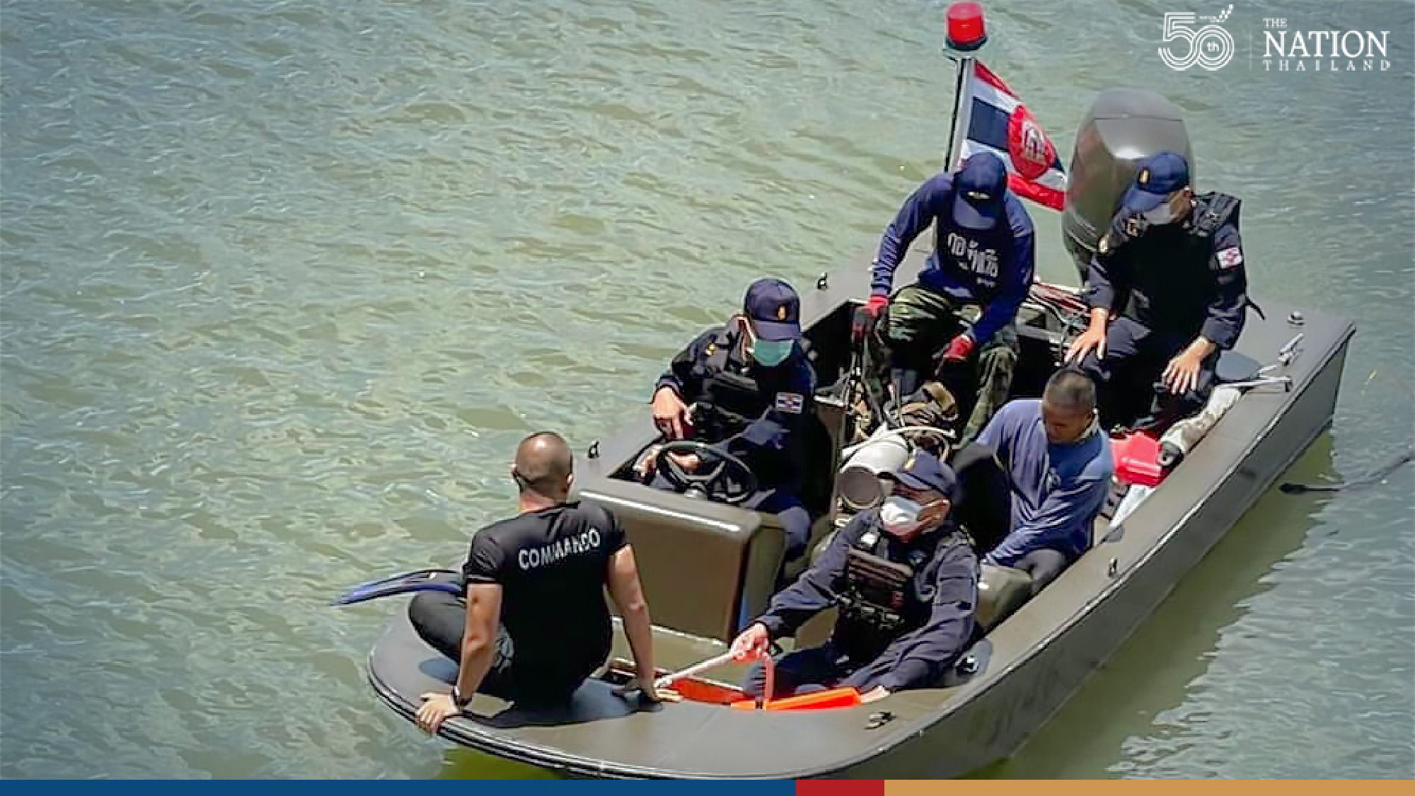 Rescue officials coax troubled mother off bridge in Pathum Thani