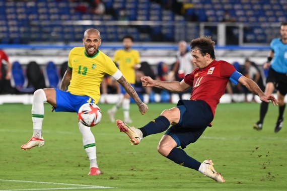 Mikel Oyarzabal (R) of Spain shoots during the men's football final between Brazil and Spain at the Tokyo 2020 Olympic Games in Yokohama, Japan, Aug. 7, 2021.