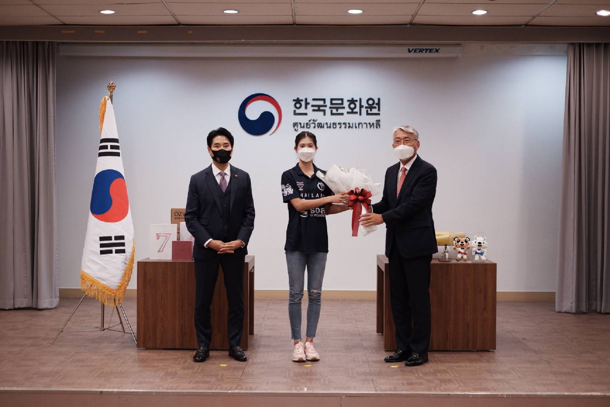 1 - H.E. Mr. LEE Wook-Heon, Ambassador of the Republic of Korea presents gifts for Panipak Wongpattanakit and National 