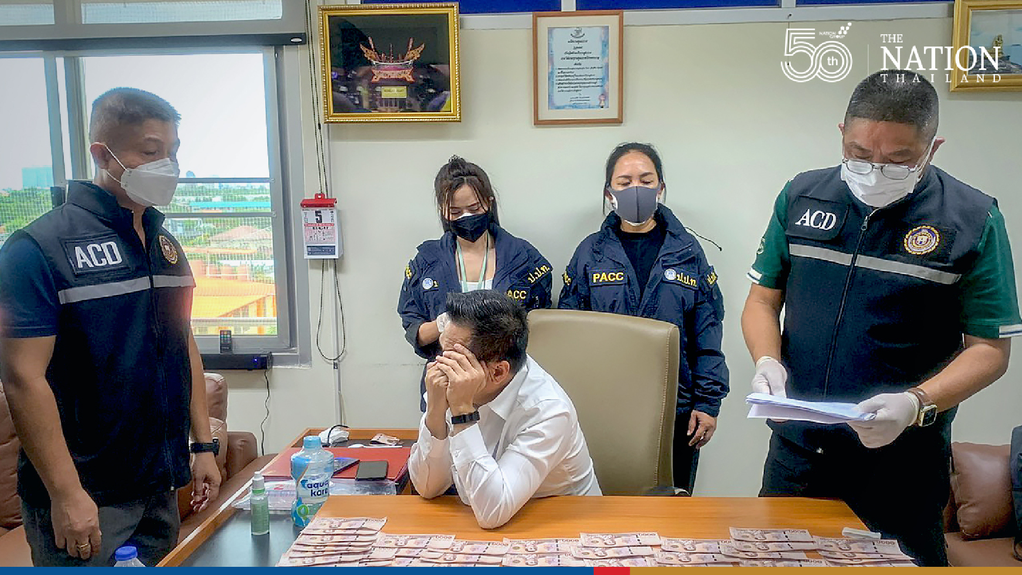 Nonthaburi hospital director caught just as he accepted a bribe