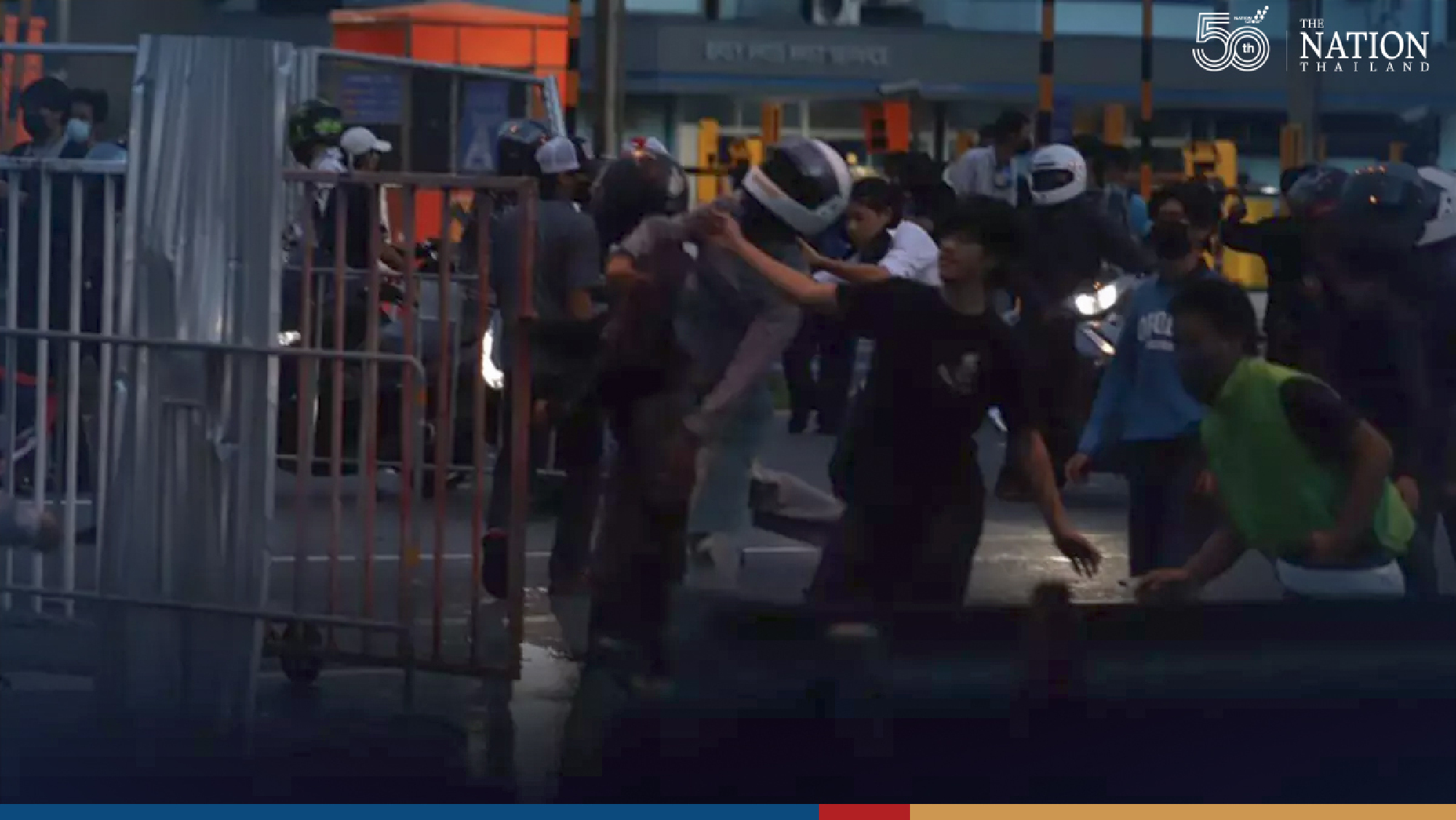 Din Daeng residents up in arms over clashes between police and protesters