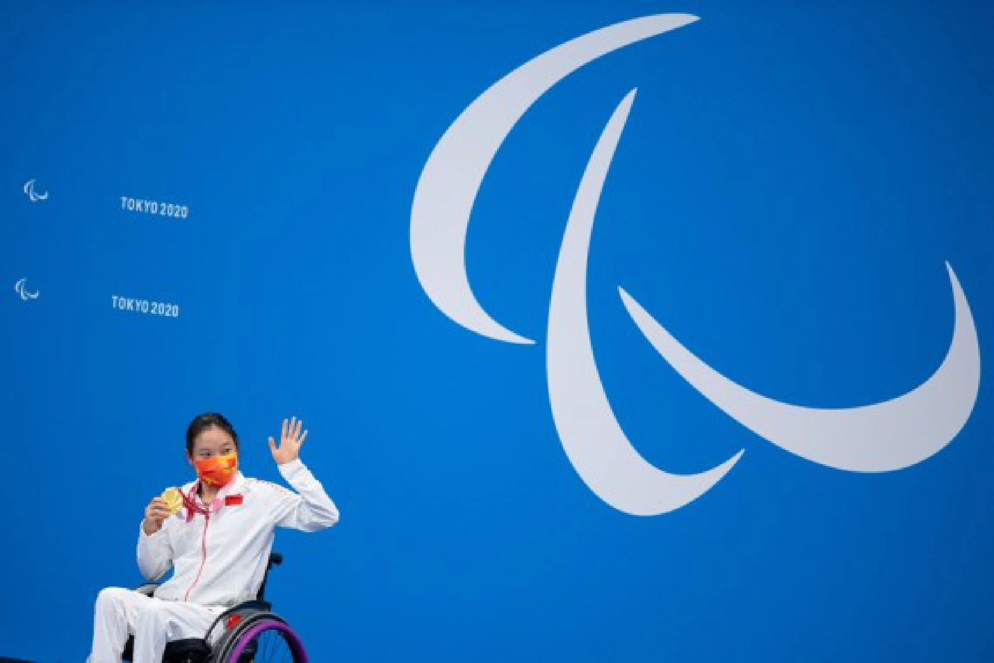 Gold medalist Zhang Li of China poses at the awarding ceremony after the women's 200m freestyle S5 final at the Tokyo 2020 Paralympic Games in Tokyo, Japan, Aug. 25, 2021. 