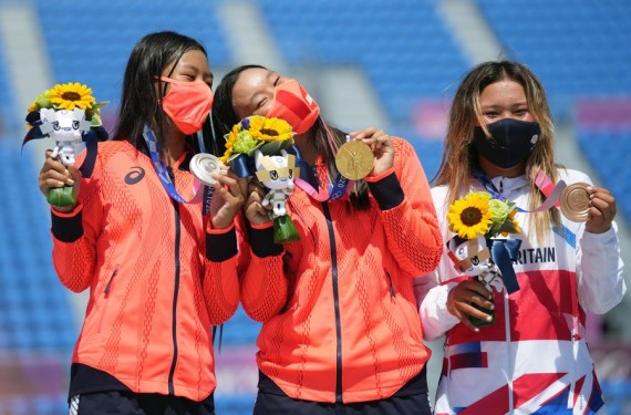 Gold medalist Yosozumi Sakura (C) of Japan, silver medalist Hiraki Kokona (L) of Japan and bronze medalist Sky Brown of Britain pose for a photo at the awarding ceremony of women's park skateboarding at the Tokyo 2020 Olympic Games in Tokyo, Japan, Aug. 4, 2021.