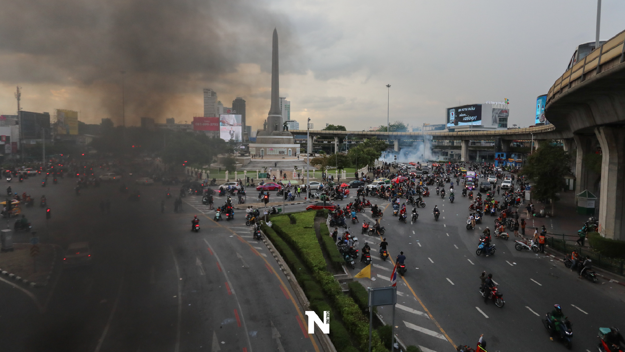 Army condemns protesters for defacing Victory Monument