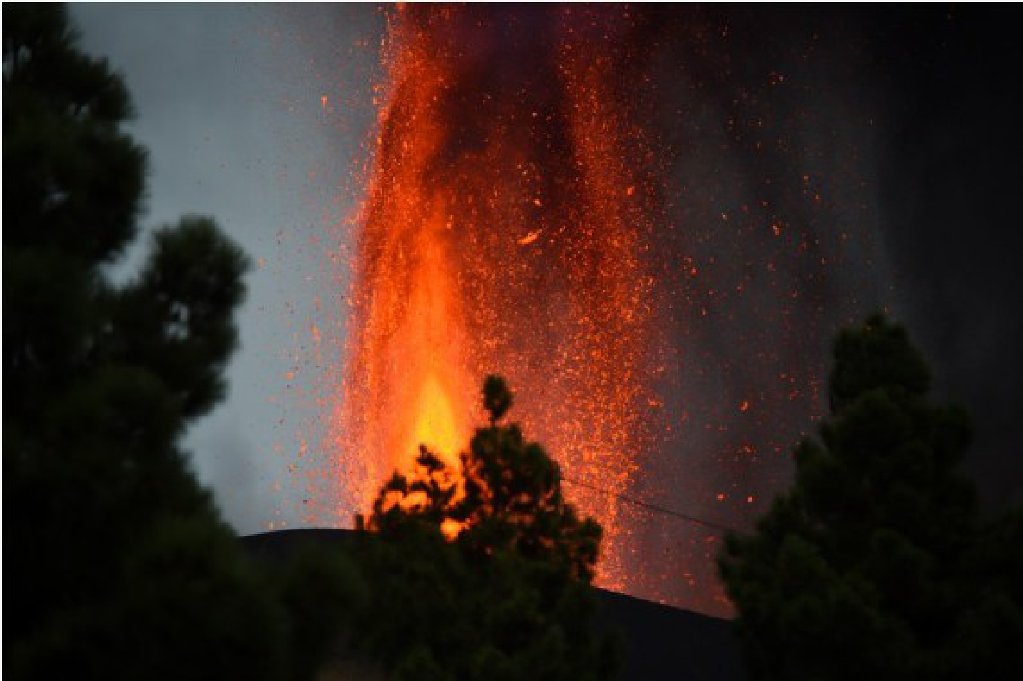  Photo taken on Sept. 22, 2021, shows the scene of volcanic eruption of Cumbre Vieja volcano in La Palma, Spain.(Photo by Gustavo Valiente/Xinhua)