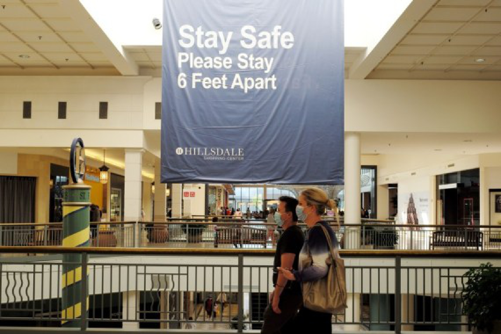 Customers wearing mask are seen at a shopping mall in San Mateo, California, the United States, Aug. 4, 2021. (Xinhua/Wu Xiaoling)