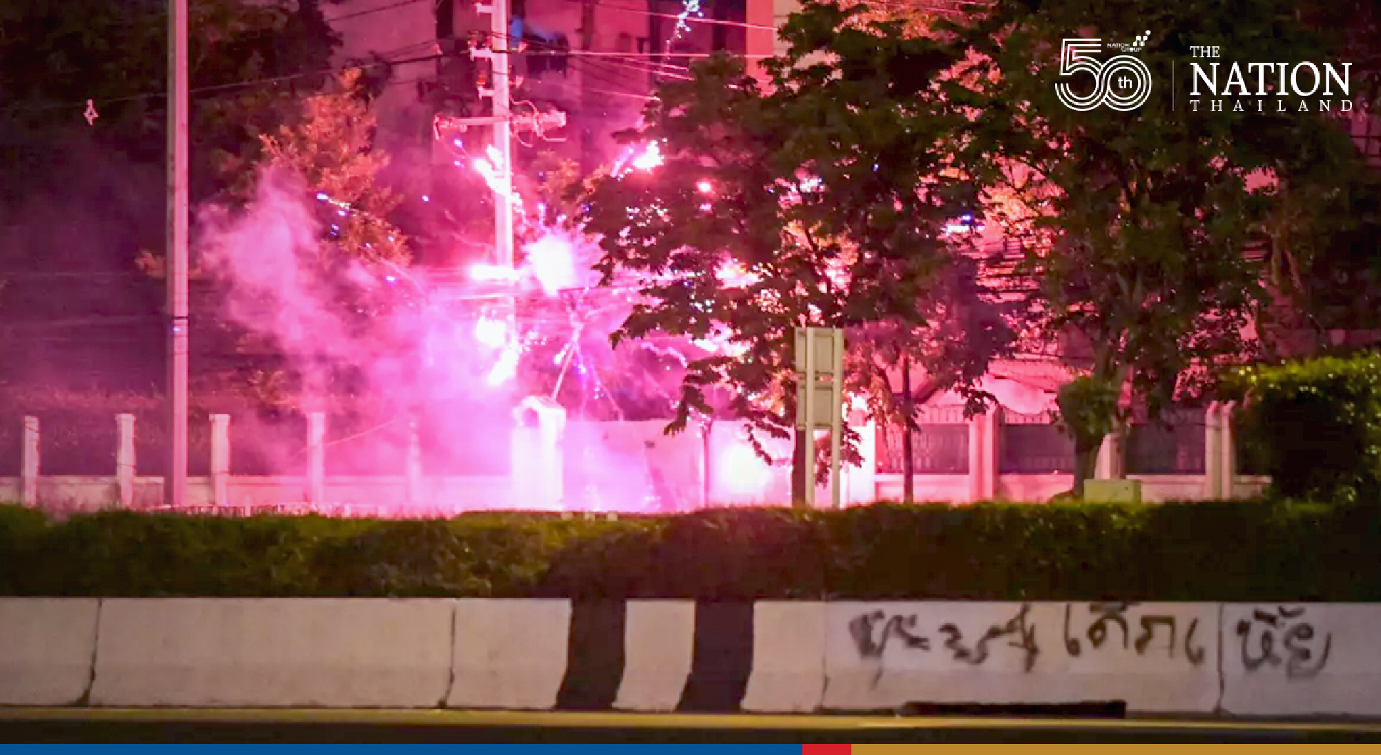 Din Daeng Flats residents urge police, protesters to negotiate