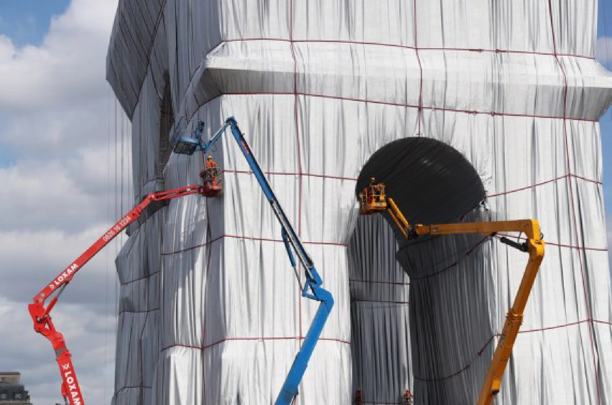 Workers put the finishing touches on the wrapped Arc de Triomphe in Paris, France, on Sept. 16, 2021. (Xinhua/Gao Jing)