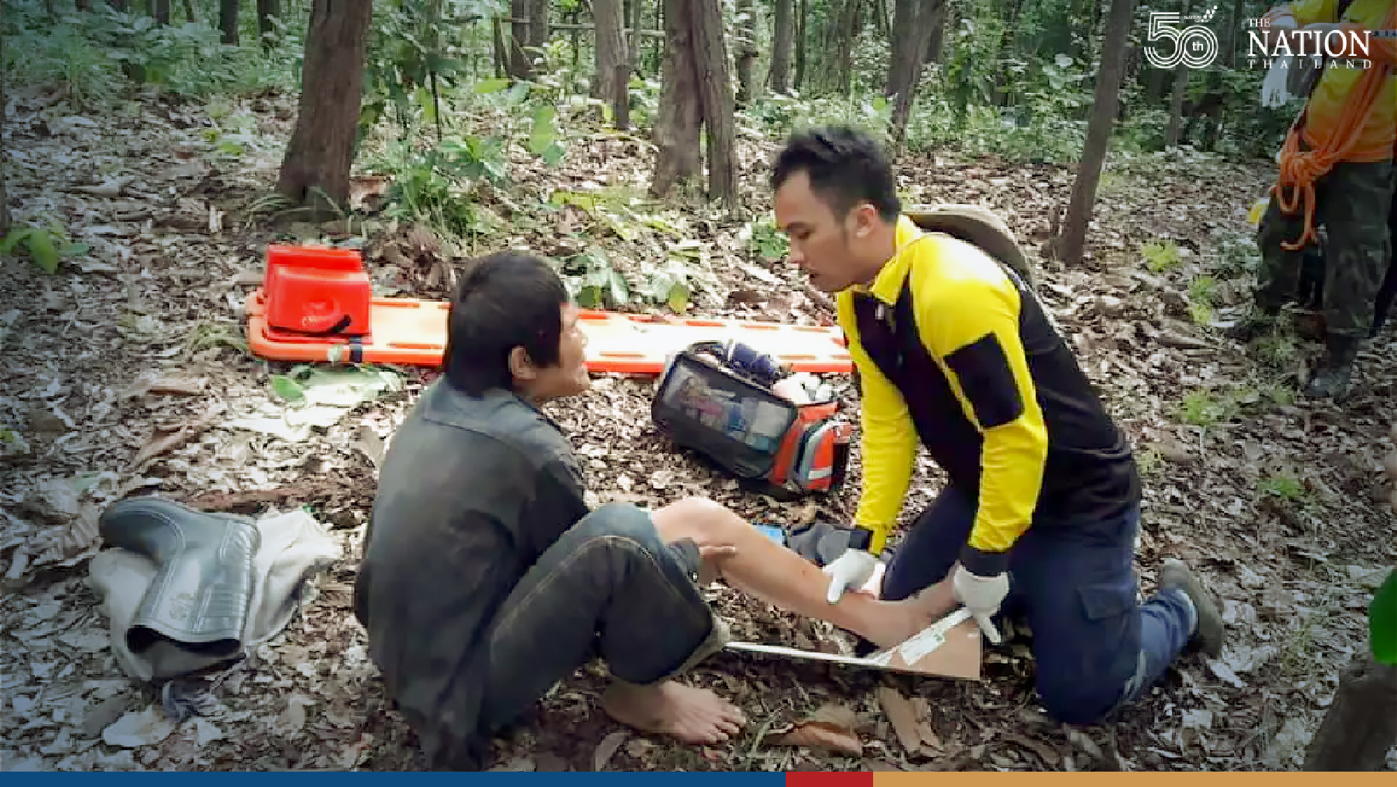 Volunteers come to the rescue of man stranded in Phayao mountain
