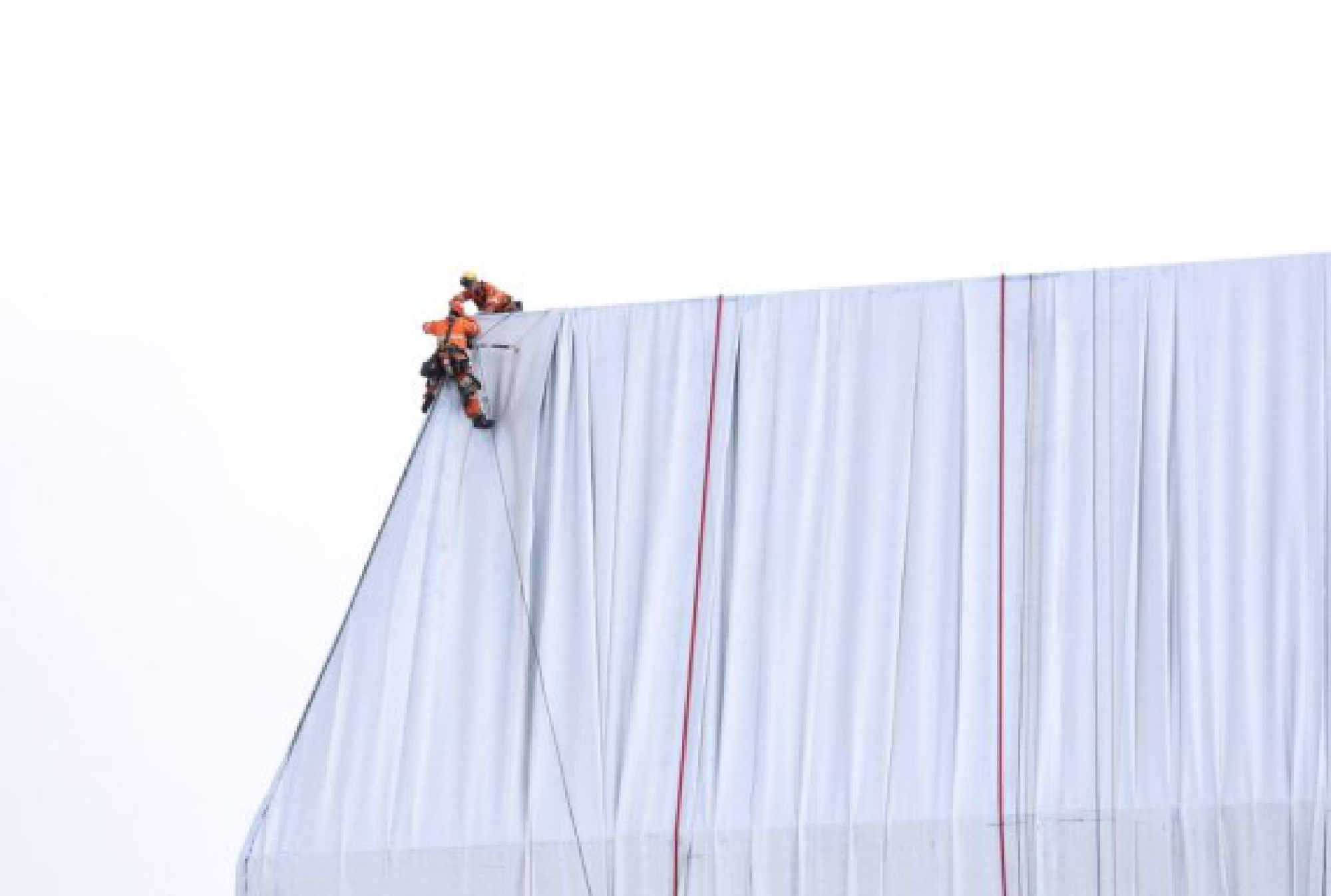 Workers put the finishing touches on the wrapped Arc de Triomphe in Paris, France, on Sept. 16, 2021. (Xinhua/Gao Jing)