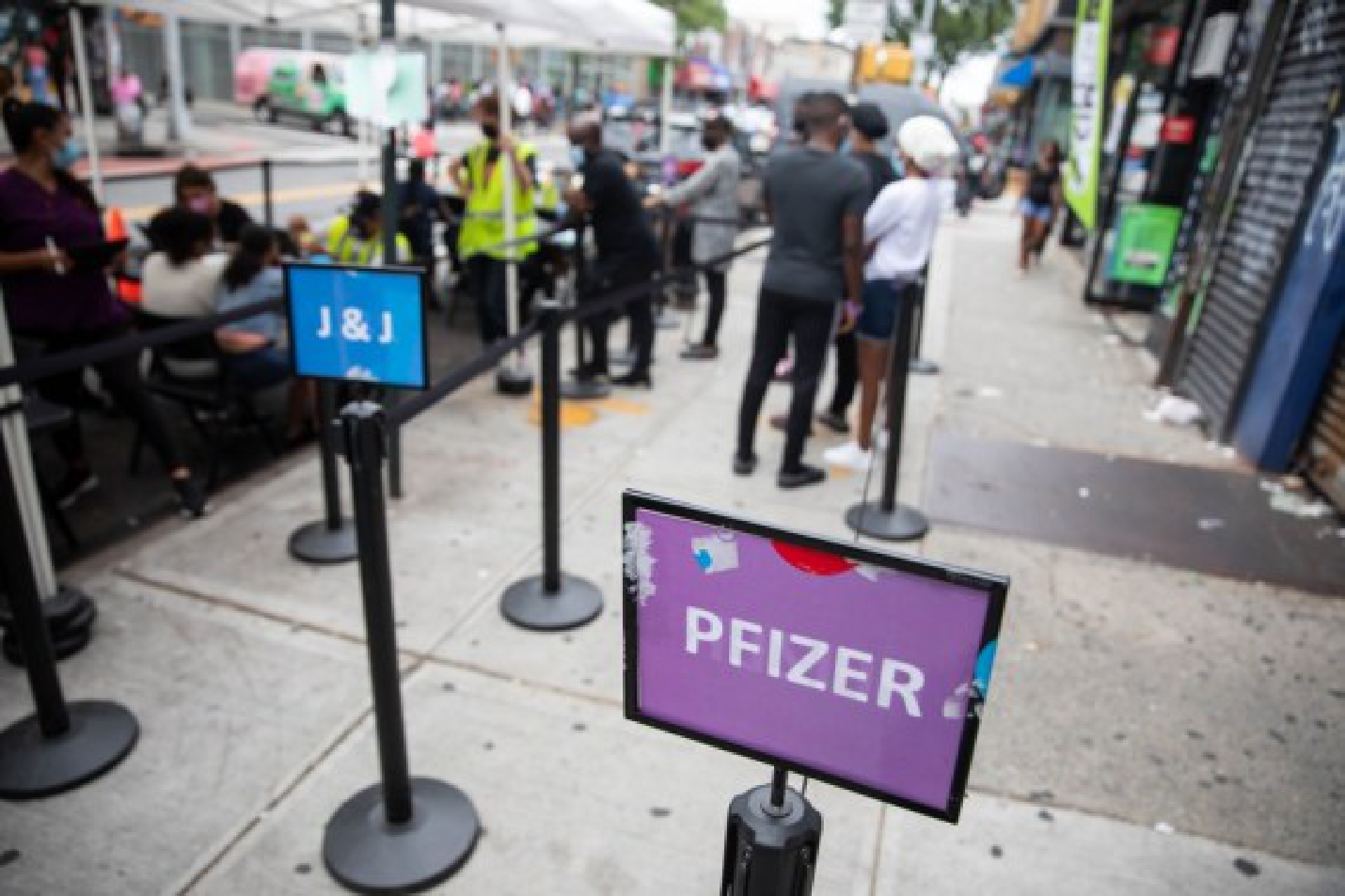 Placards display signage for Johnson & Johnson and Pfizer COVID-19 vaccinations at a mobile COVID-19 vaccination center in the Brooklyn borough of New York, the United States, Aug. 18, 2021. (Xinhua/Michael Nagle)