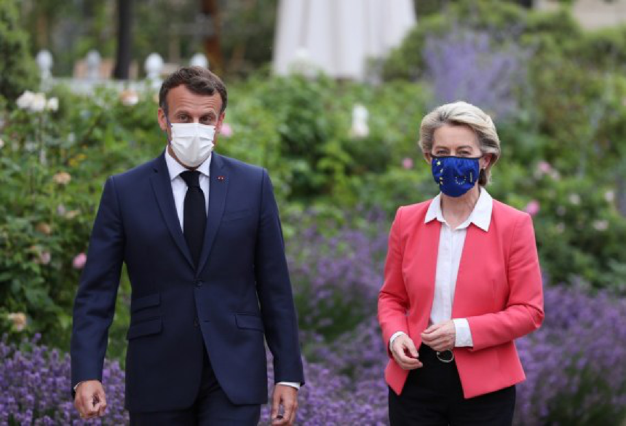 French President Emmanuel Macron (L) welcomes European Commission President Ursula von der Leyen at the Elysee Palace in Paris June 23, 2021. (Xinhua/Gao Jing)