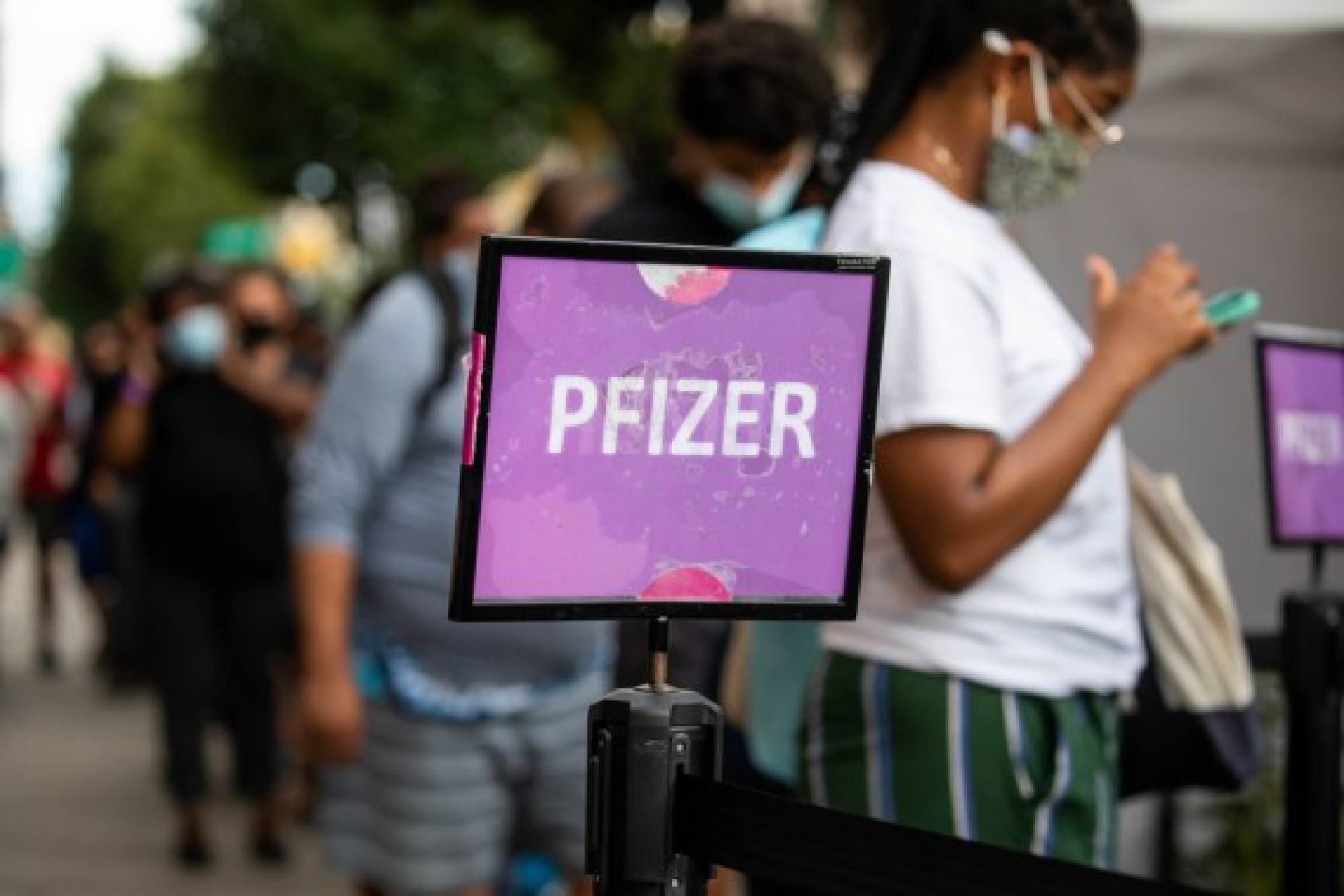 People wait in line to receive the Pfizer/BioNTech COVID-19 vaccine at a mobile vaccine clinic in the Brooklyn borough of New York, United States, Aug. 23, 2021. (Photo by Michael Nagle/Xinhua)