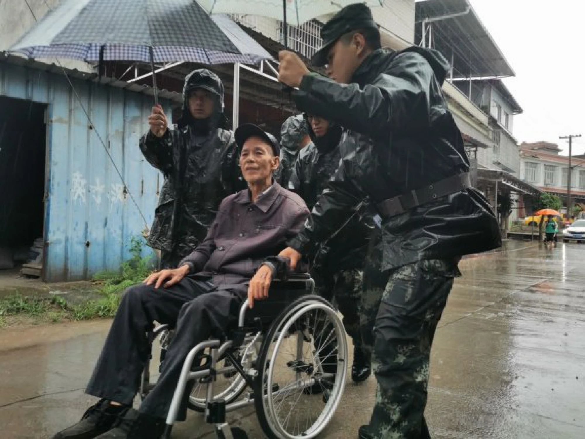 Rescuers transfer an elderly man to a safe location after an earthquake in Luxian County, southwest China's Sichuan Province, on Sept. 16, 2021. (Photo by Liu Xueyi/Xinhua)