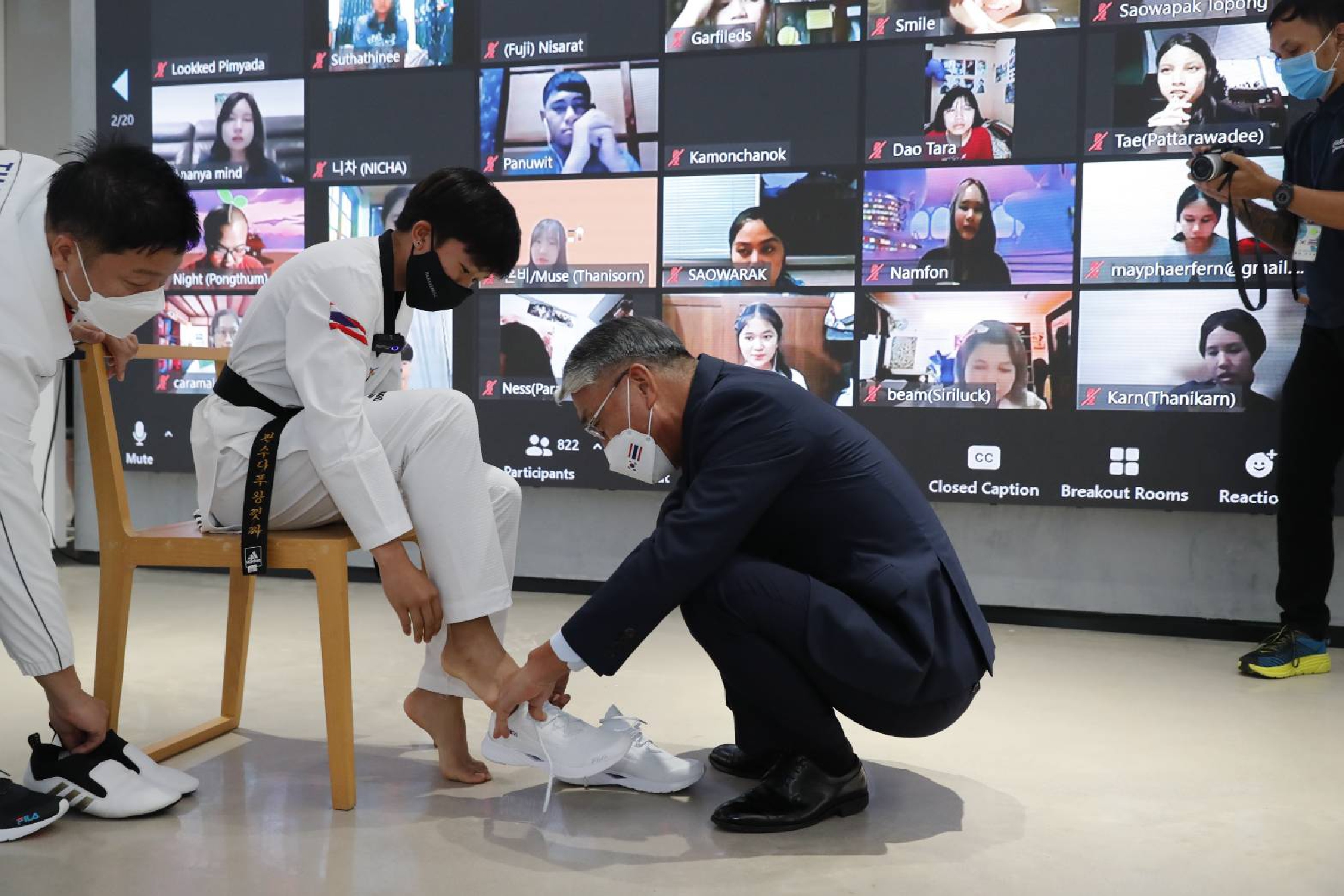 H.E. Mr. LEE Wook-Heon, helped to tie her training shoes that H.E. Mr. Lee presented with hoping for a good fight in the next game