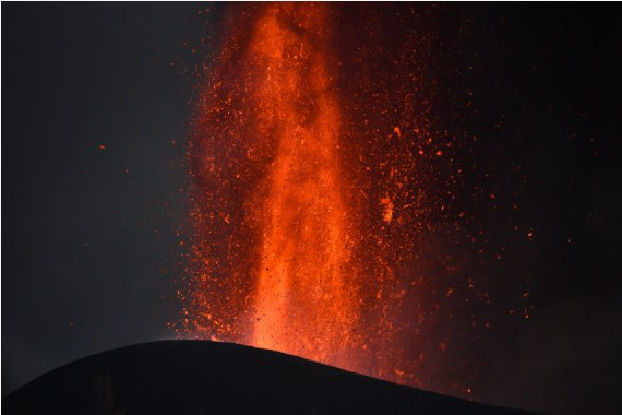 Photo taken on Sept. 22, 2021, shows the scene of volcanic eruption of Cumbre Vieja volcano in La Palma, Spain.(Photo by Gustavo Valiente/Xinhua)