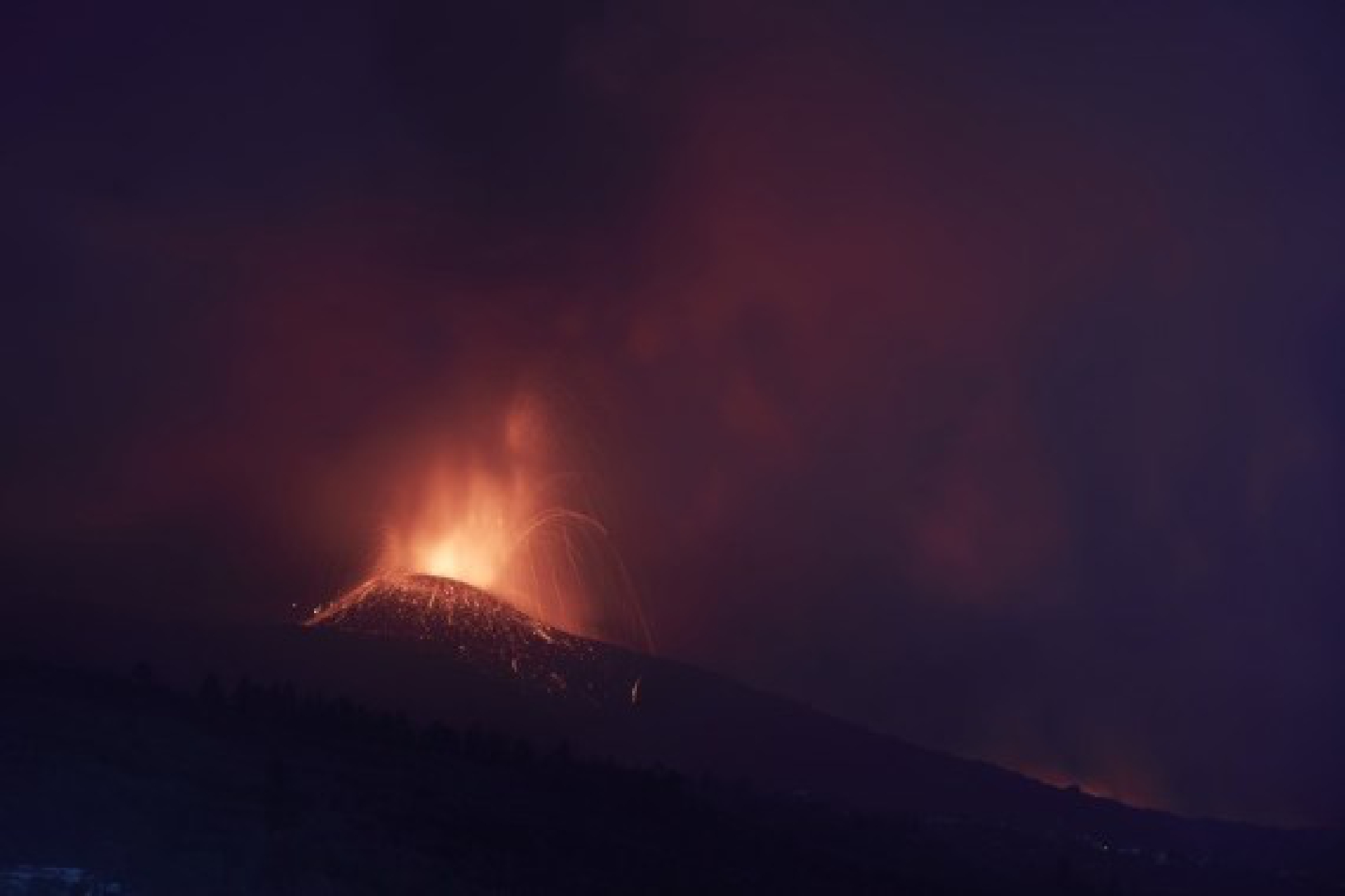  Photo taken on Sept. 23, 2021, shows the scene of volcanic eruption of Cumbre Vieja volcano in La Palma, Spain.(Xinhua/Meng Dingbo)