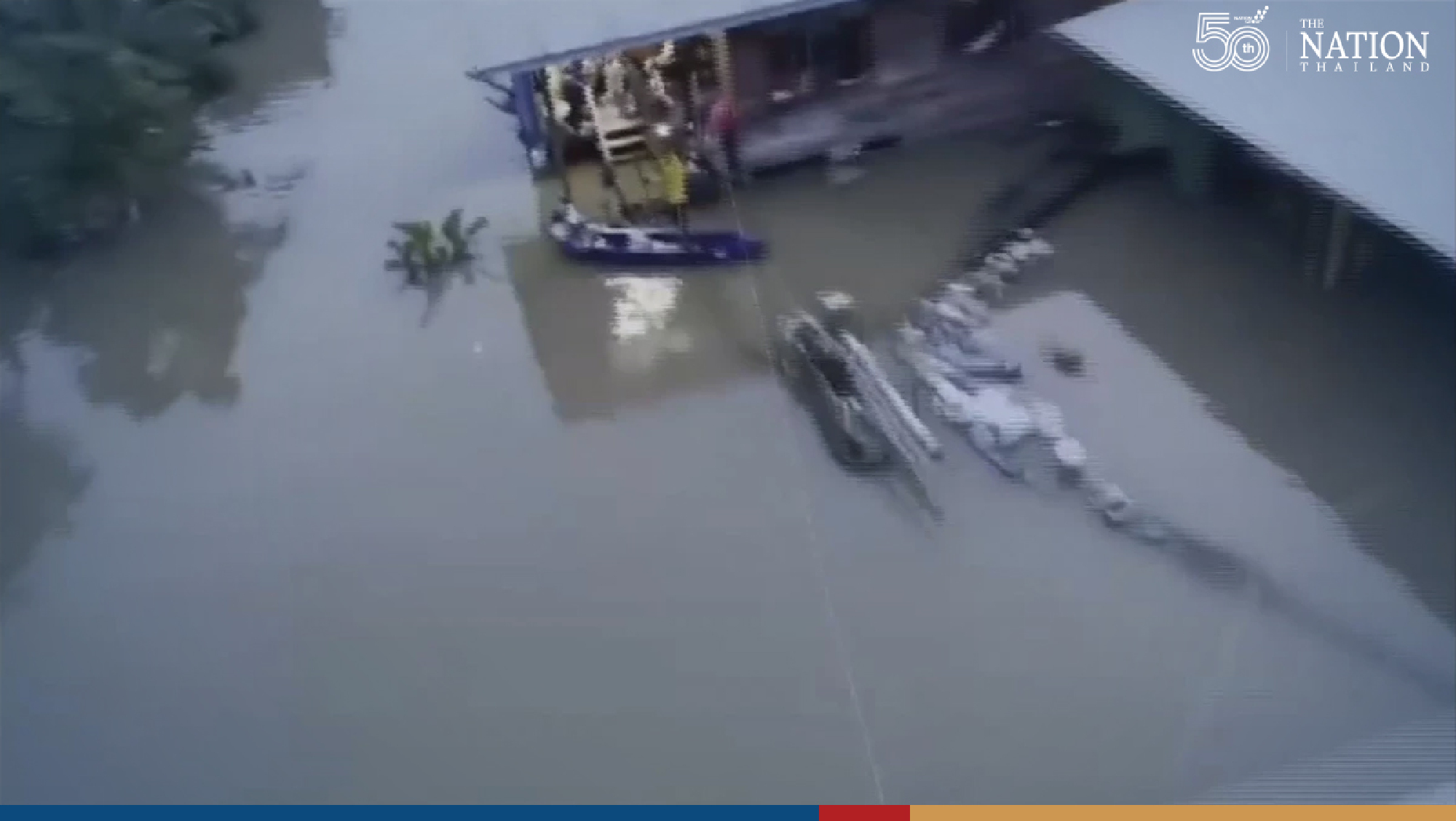 Stranded Sukhothai flood victims get emergency supplies