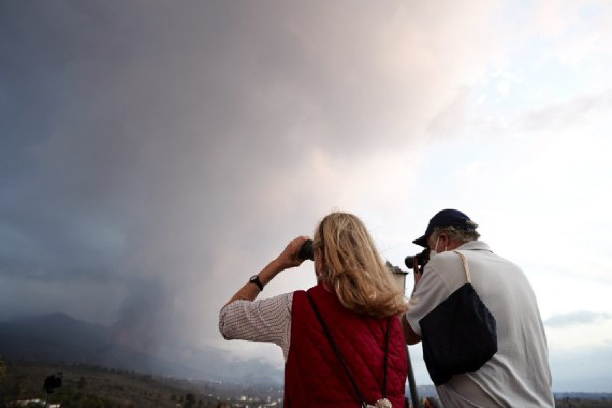  People watch the scene of volcanic eruption of Cumbre Vieja volcano in La Palma, Spain, Sept. 23, 2021.(Xinhua/Meng Dingbo)